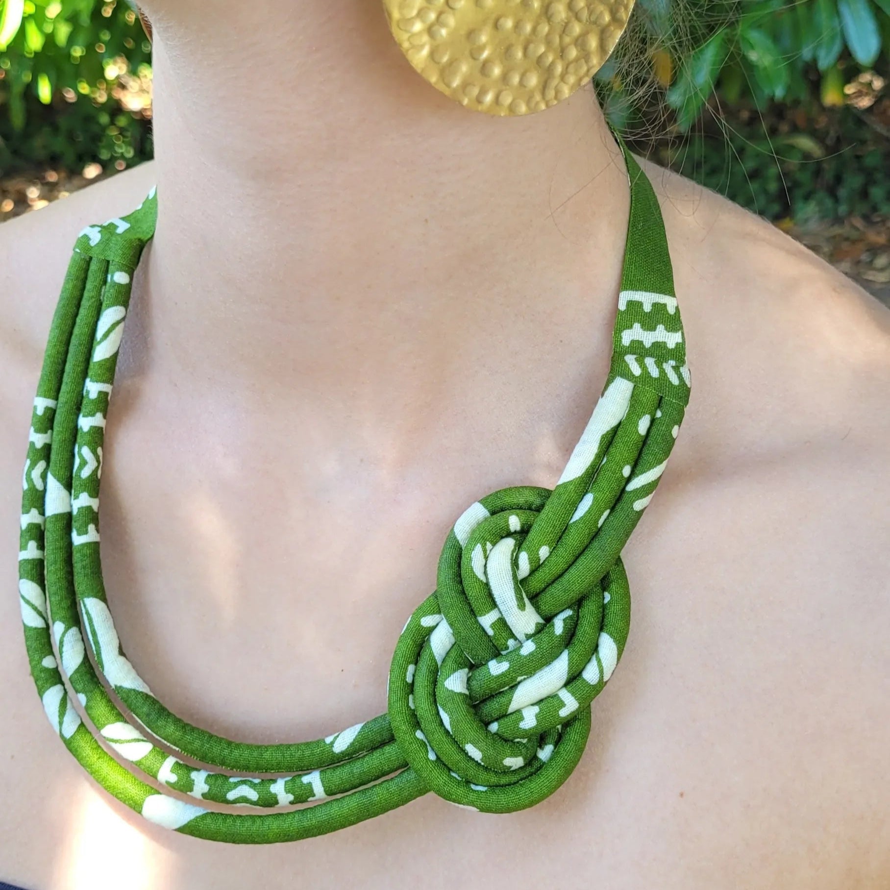 collier en tissu Alya, un collier ethnique chic composé de trois rangs de cordons recouverts de tissu wax entrelacés