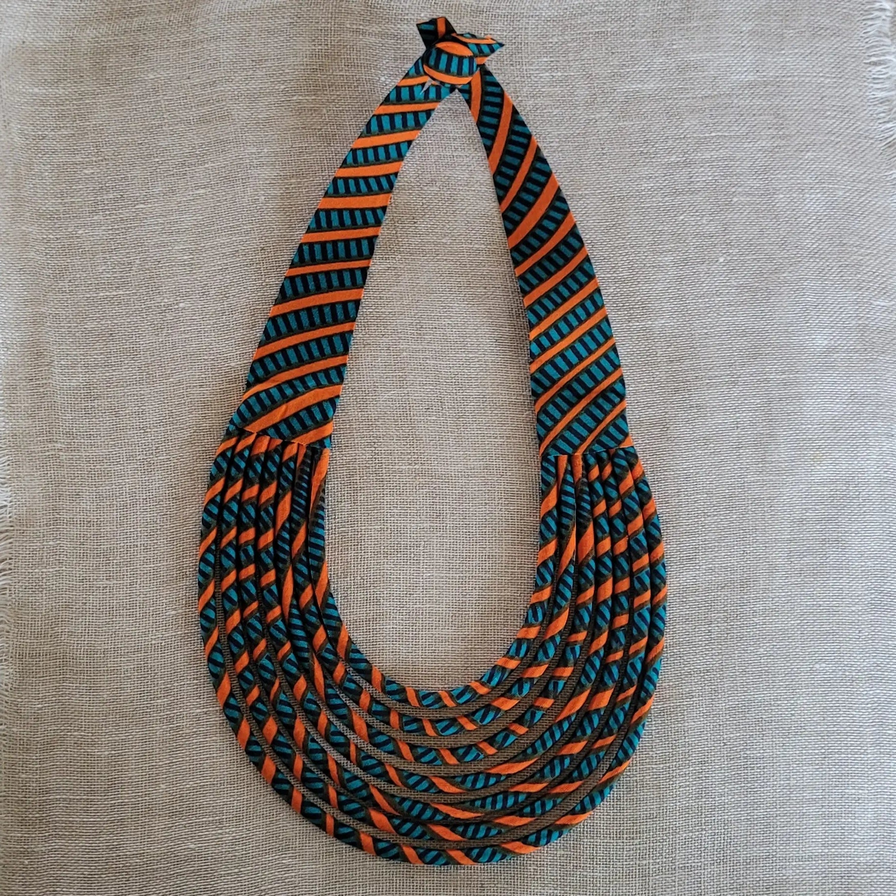 collier en tissu Aminata, un bijou africain traditionnel fait main à Dakar