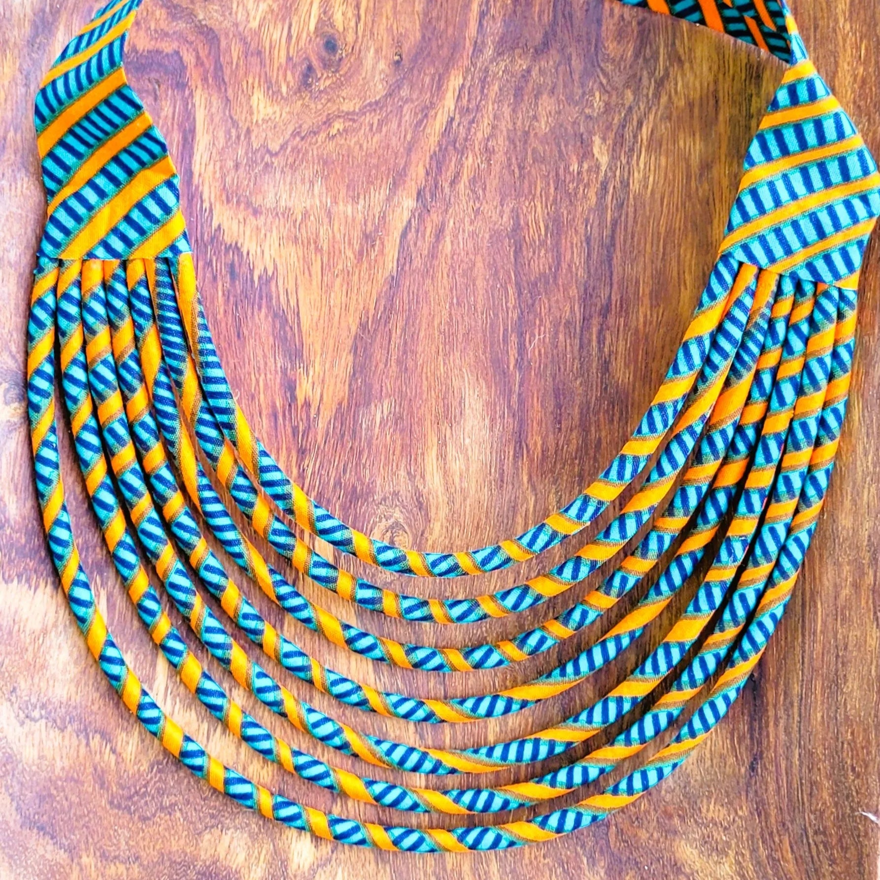 collier en tissu Aminata, un collier coloré en pagne vert canard et orange