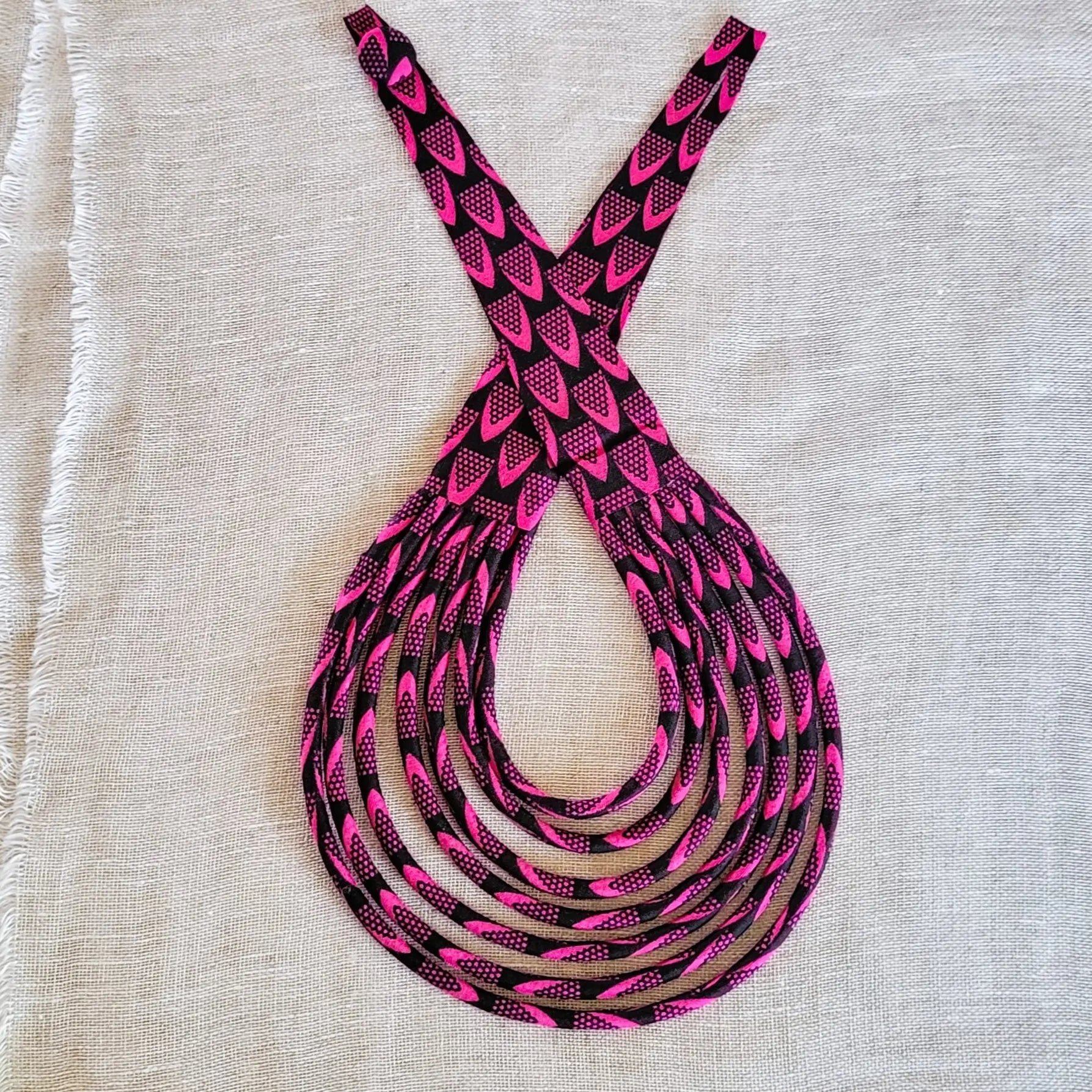 collier en tissu Amy, un bijou africain traditionnel en pagne noir et fuchsia
