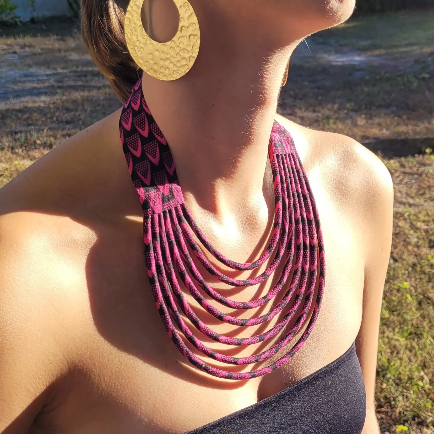 collier en tissu Amy, un collier ethnique chic fait main à Dakar