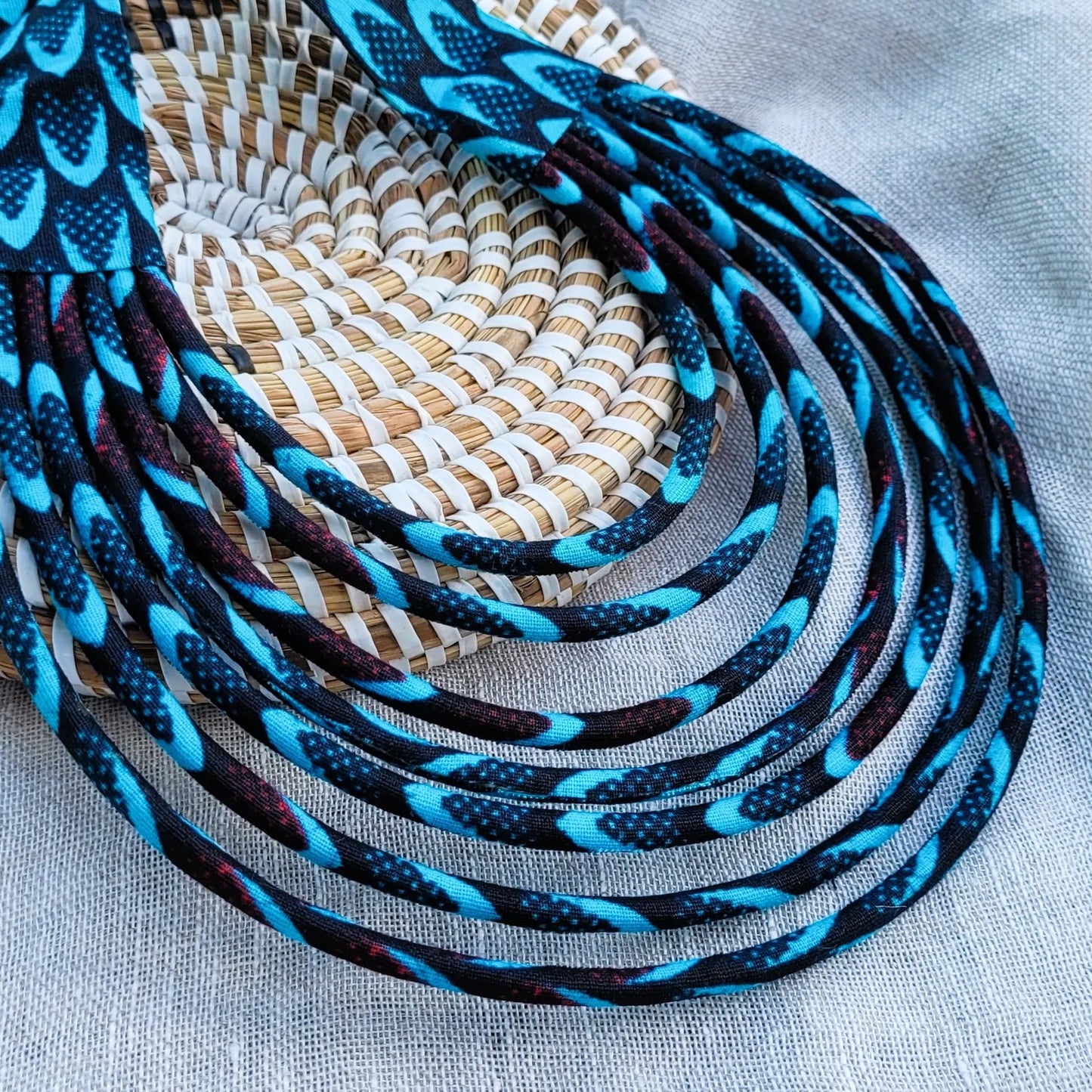 collier en tissu Awa, un bijou africain traditionnel en wax noir et turquoise