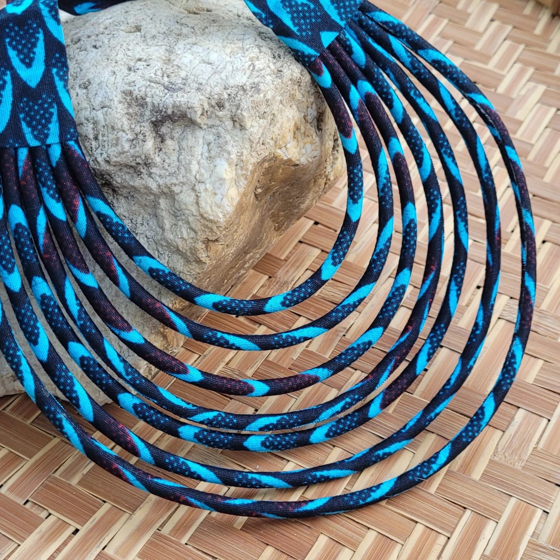 collier en tissu Awa, un bijou africain traditionnel en pagne noir et turquoise
