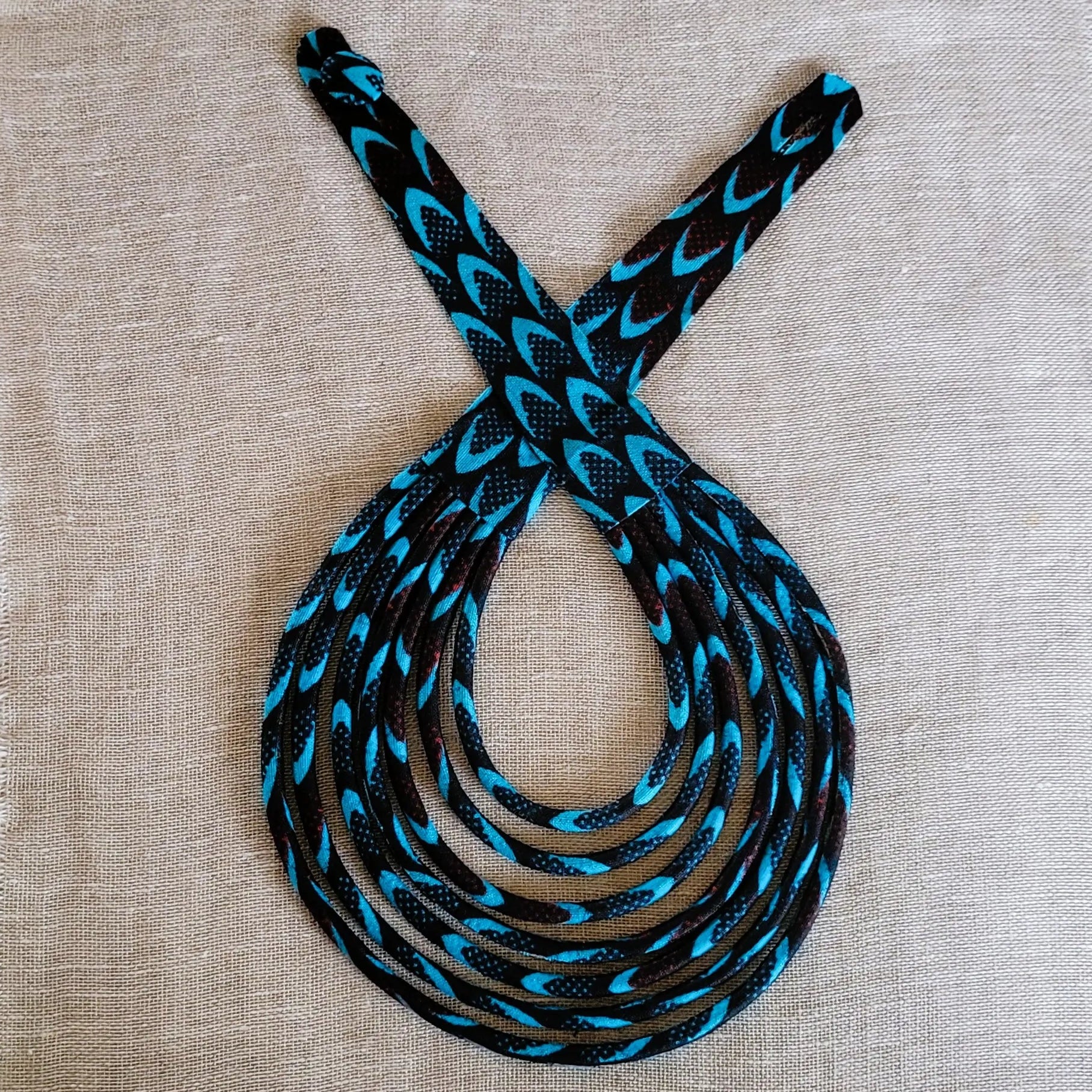 collier en tissu Awa, un bijou africain traditionnel fait main à Dakar