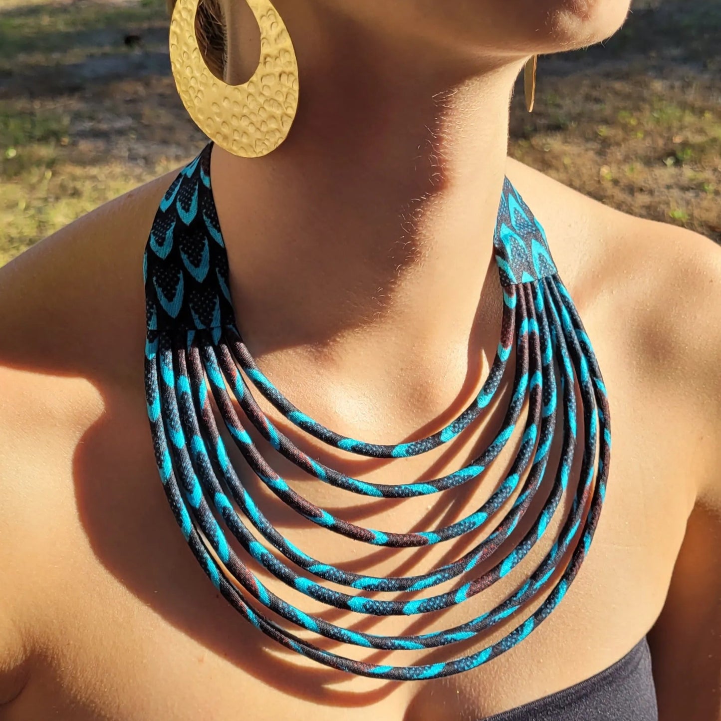 collier en tissu Awa, un bijou ethnique chic en wax noir et turquoise
