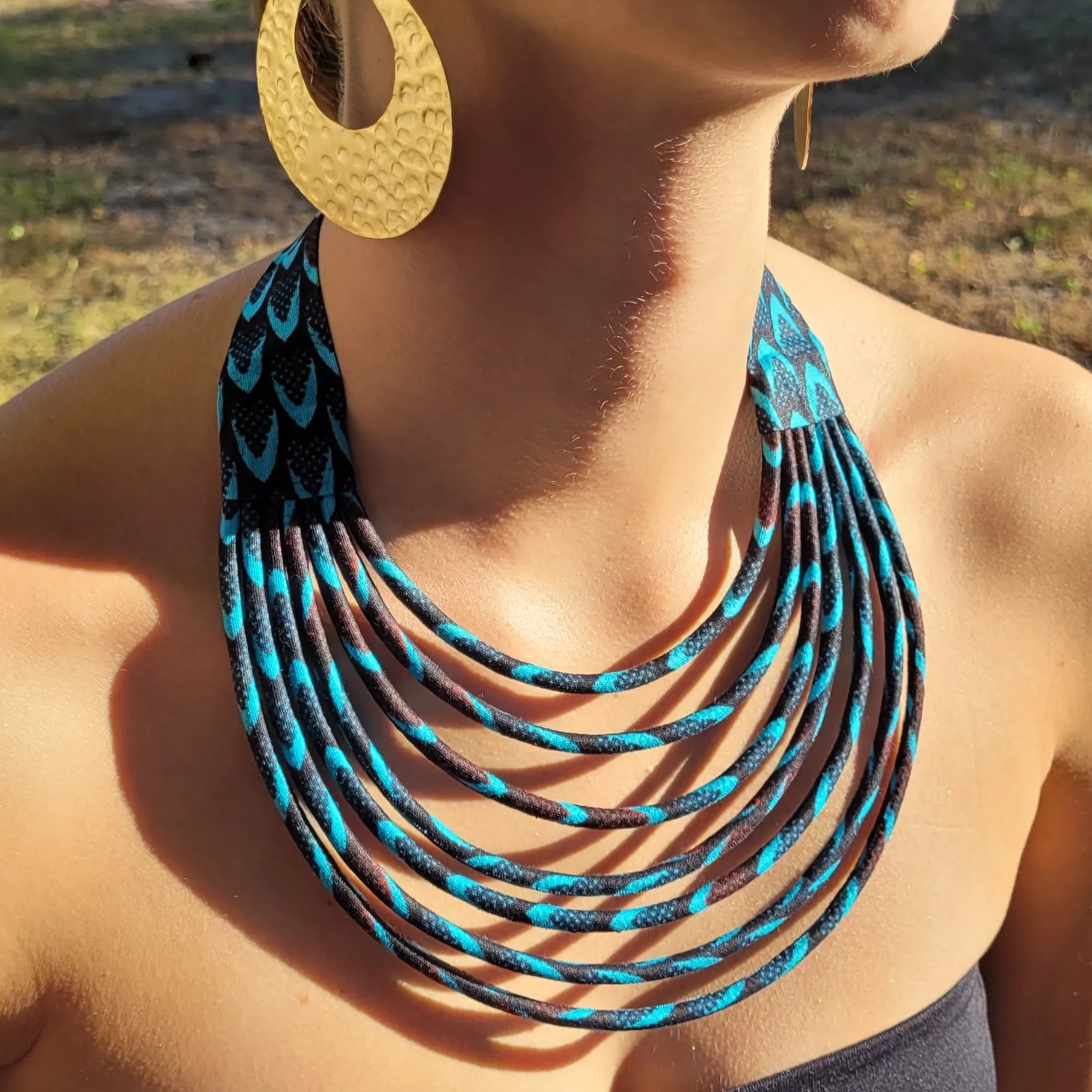 collier en tissu Awa, un bijou ethnique chic en wax noir et turquoise