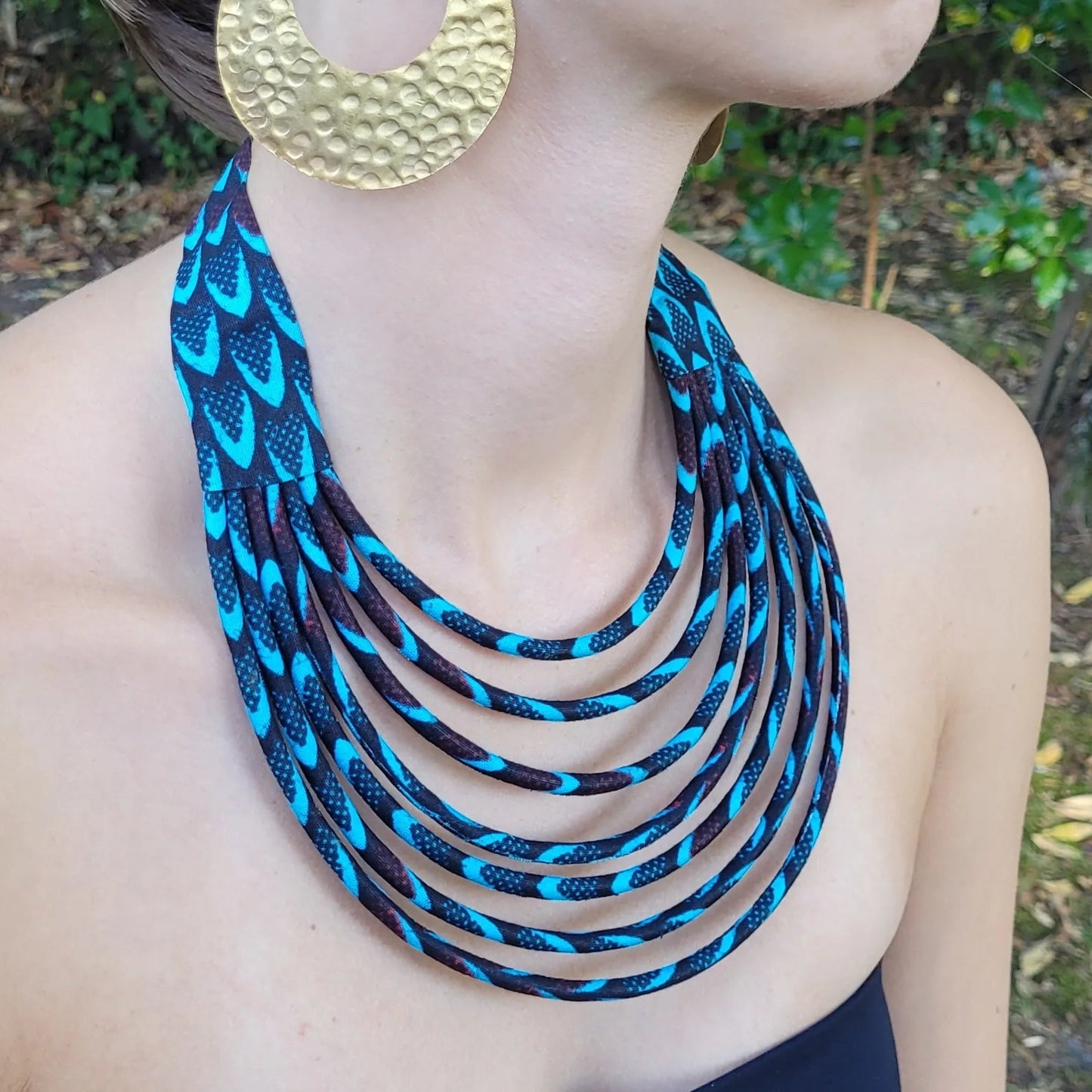collier en tissu Awa, un bijou ethnique chic en pagne noir et turquoise