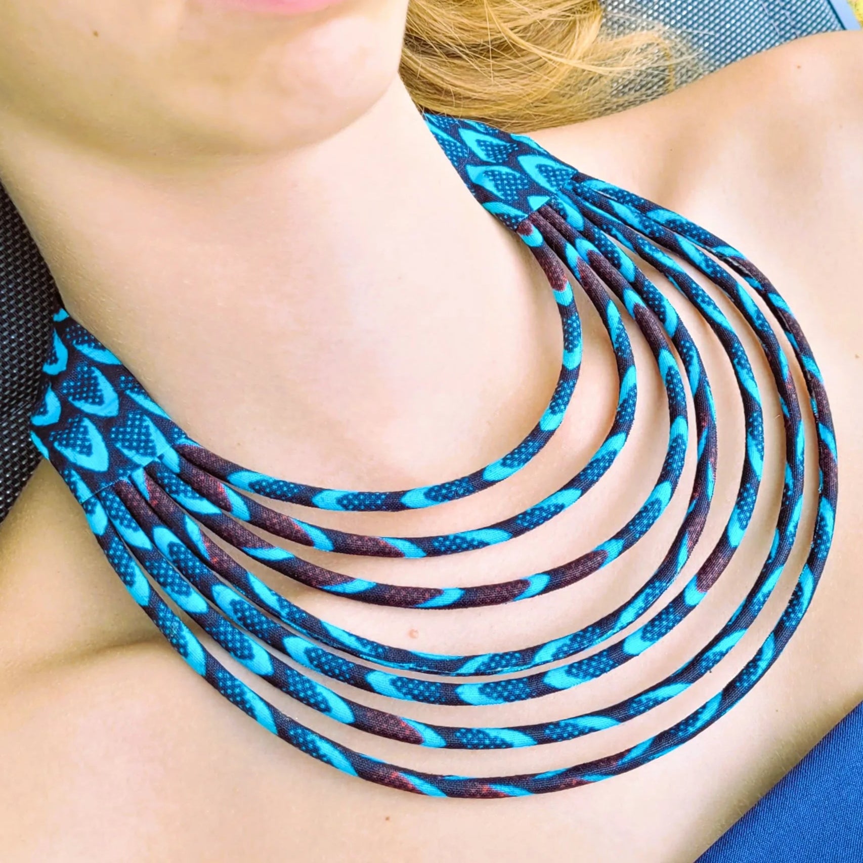 collier en tissu Awa, un collier coloré en pagne noir et turquoise