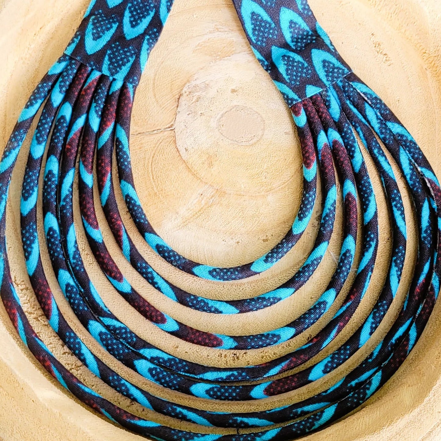 collier en tissu Awa, un collier coloré fait main à Dakar