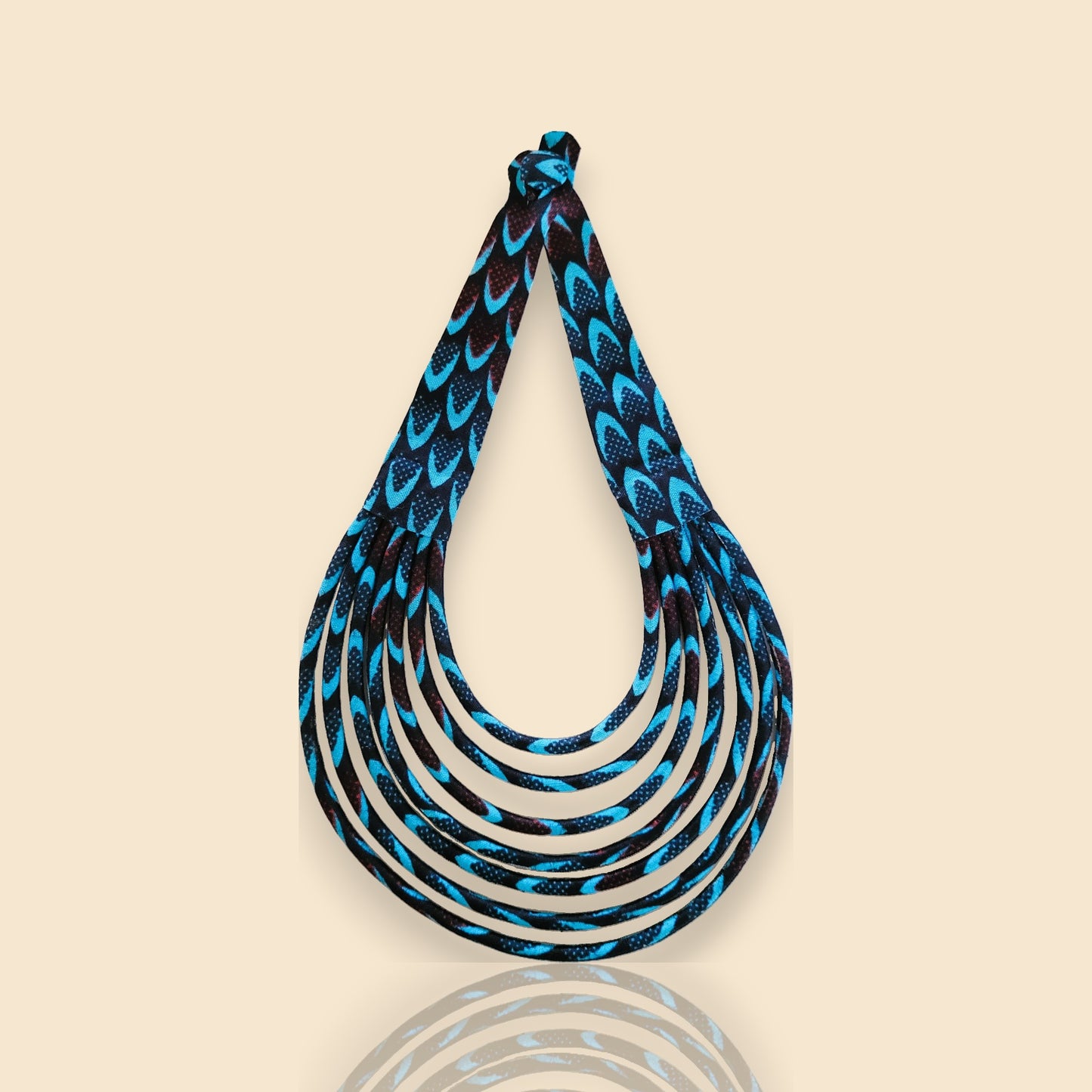 collier en tissu Awa, un collier ethnique chic en wax noir et turquoise