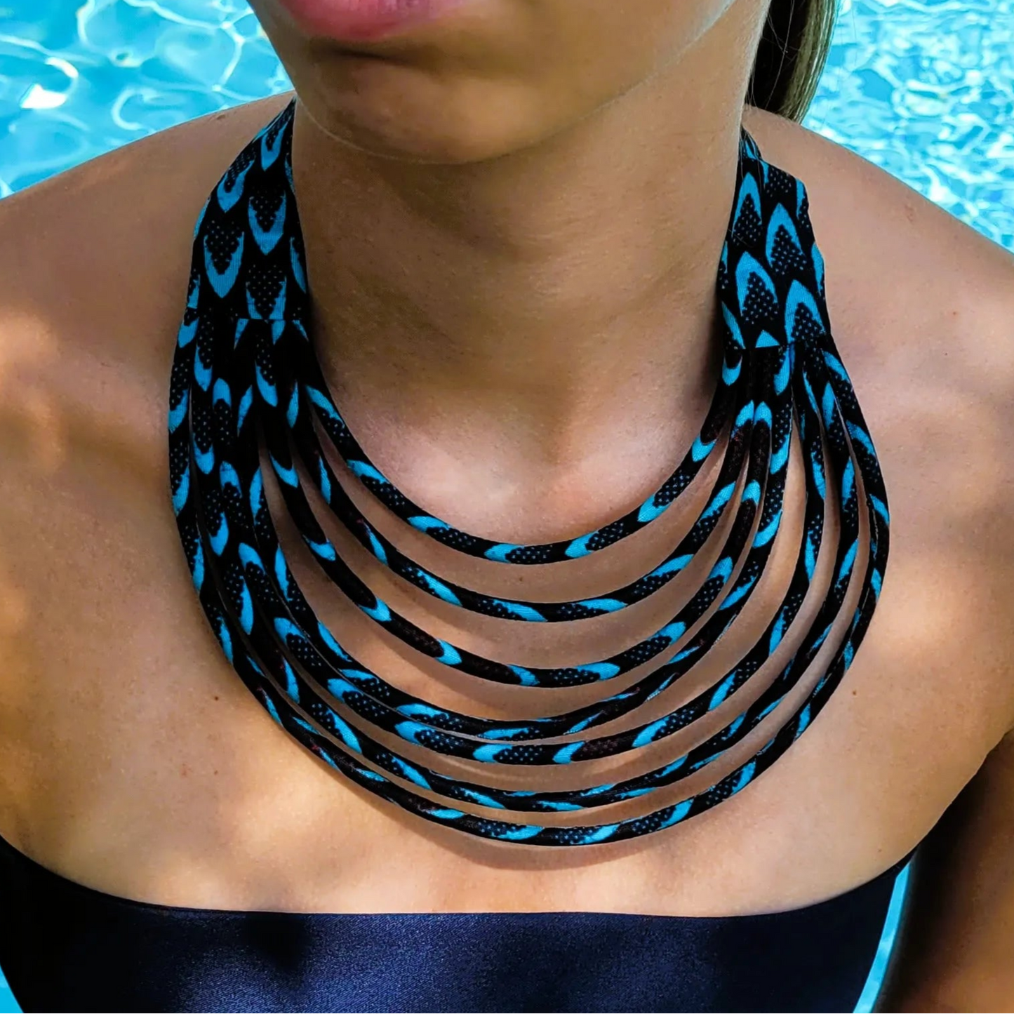 collier en tissu Awa, un collier ethnique chic en pagne noir et turquoise