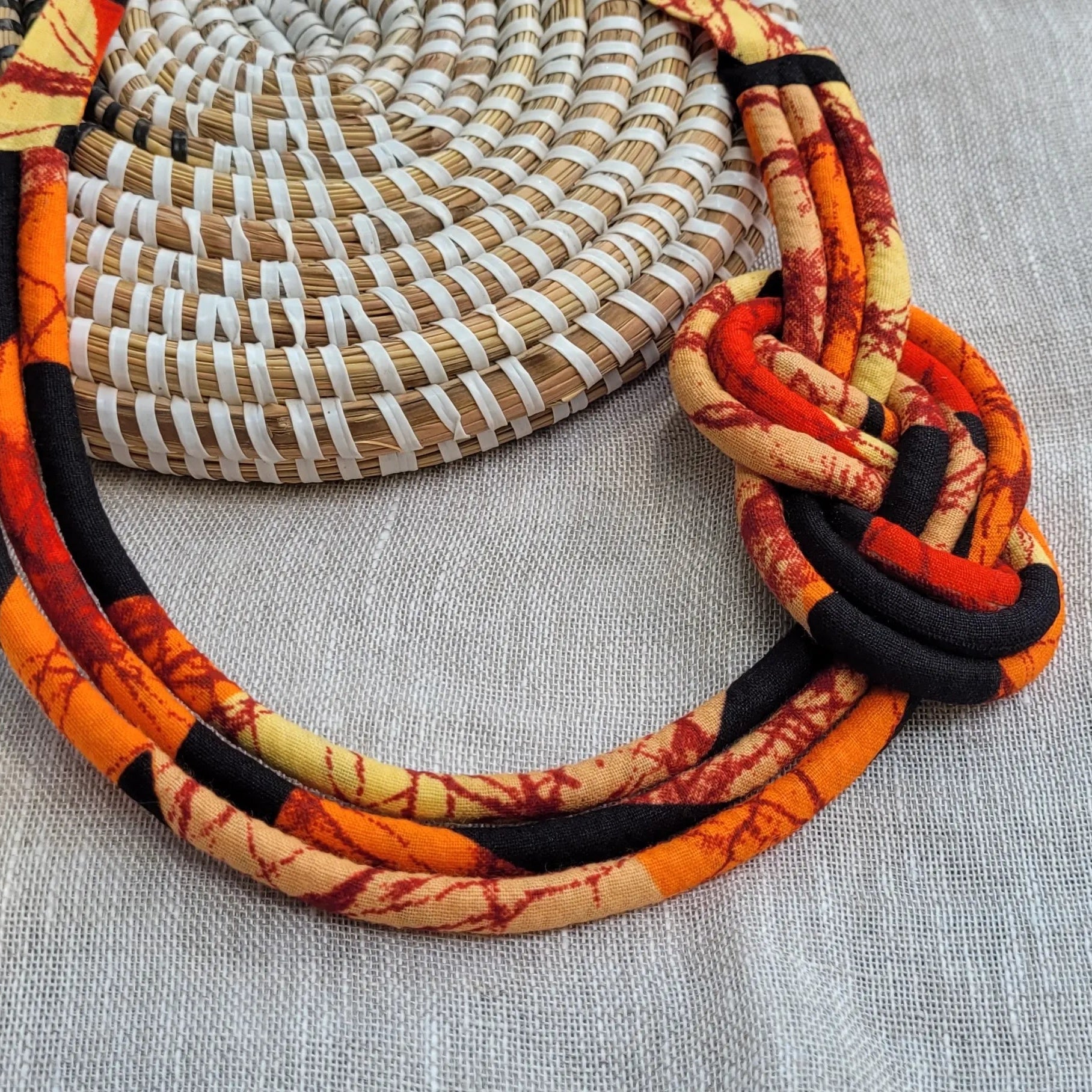 collier en tissu Banel, un collier coloré fait artisanalement à Dakar