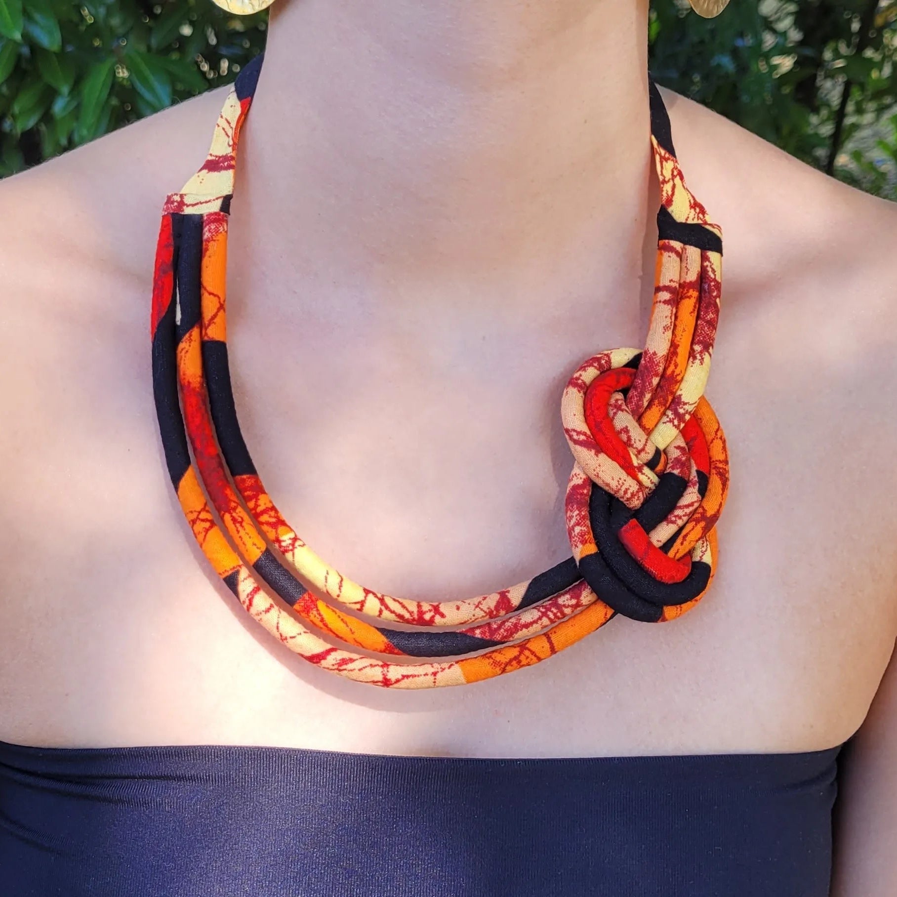 collier en tissu Banel, un collier ethnique chic en pagne formant un nœud