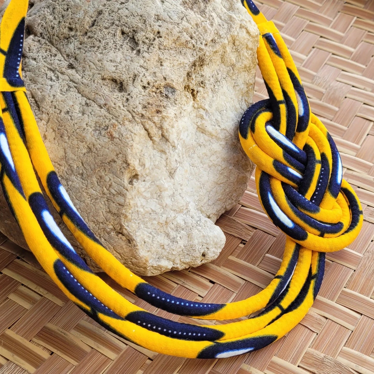 collier en tissu Bineta, un bijou africain traditionnel en wax jaune orangé et noir