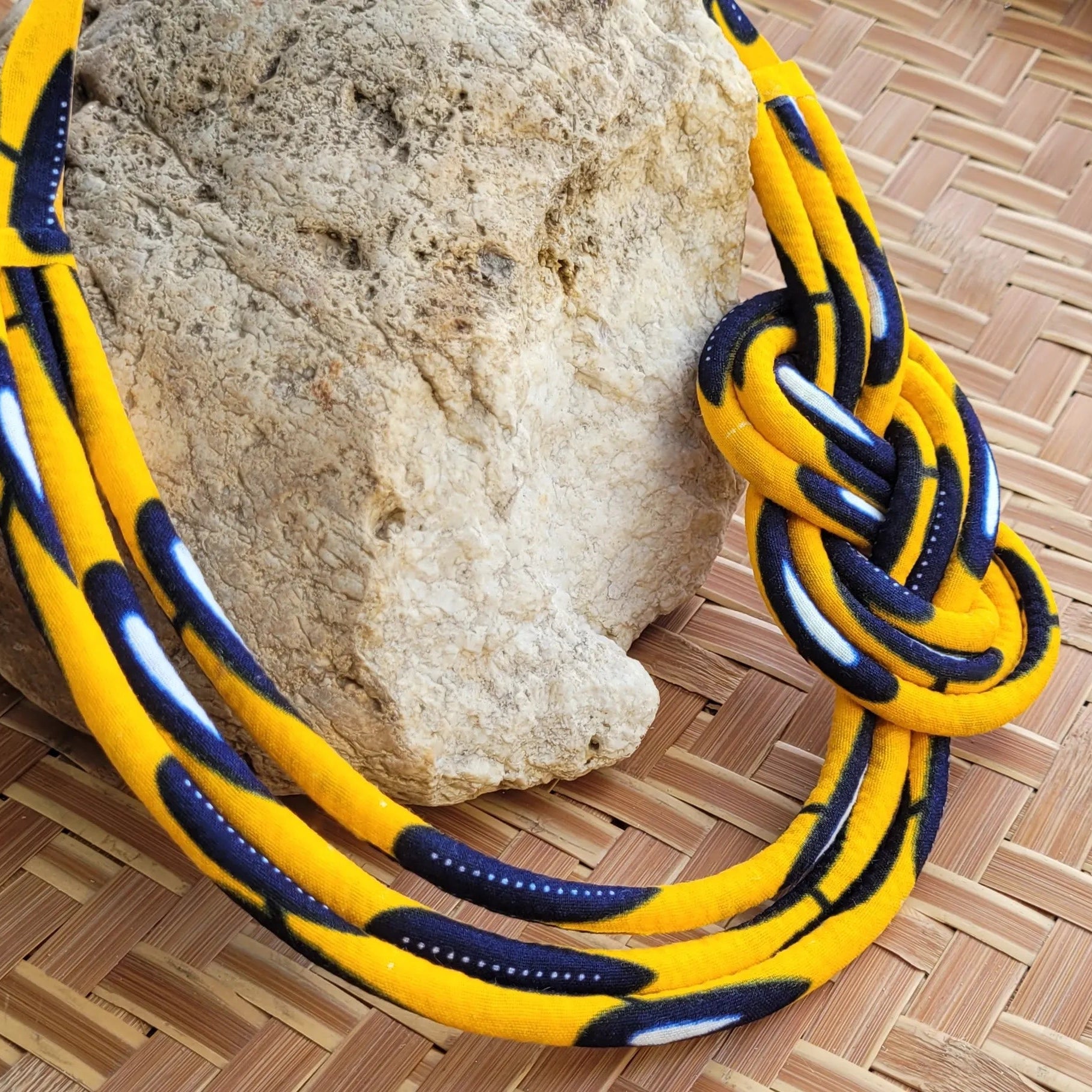 collier en tissu Bineta, un bijou africain traditionnel en wax jaune orangé et noir