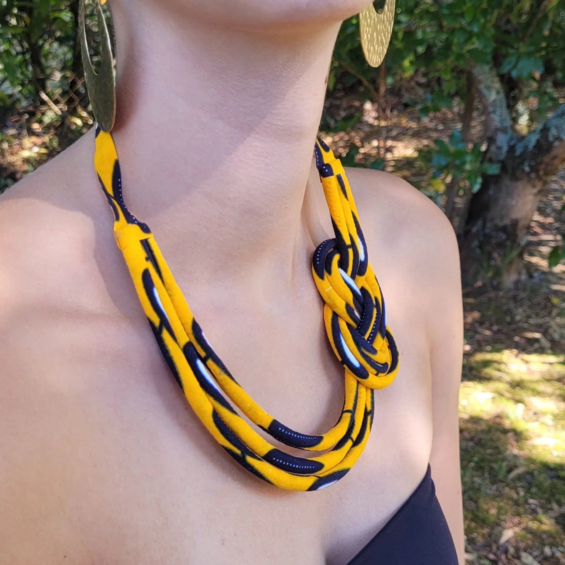 collier en tissu Bineta, un collier coloré en wax jaune orangé et noir