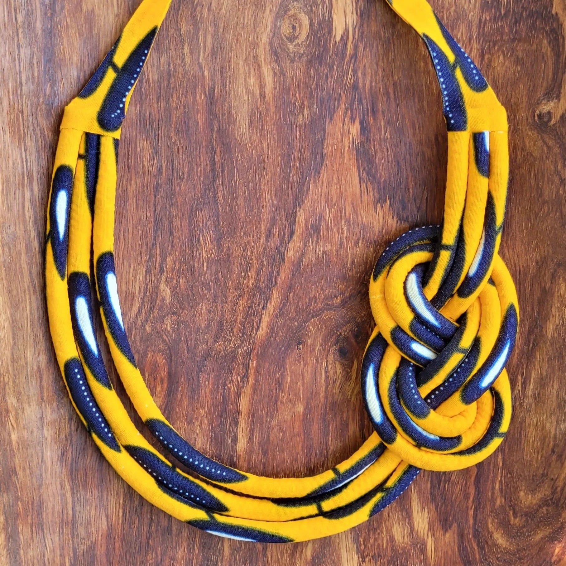 collier en tissu Bineta, un collier coloré en pagne formant un nœud