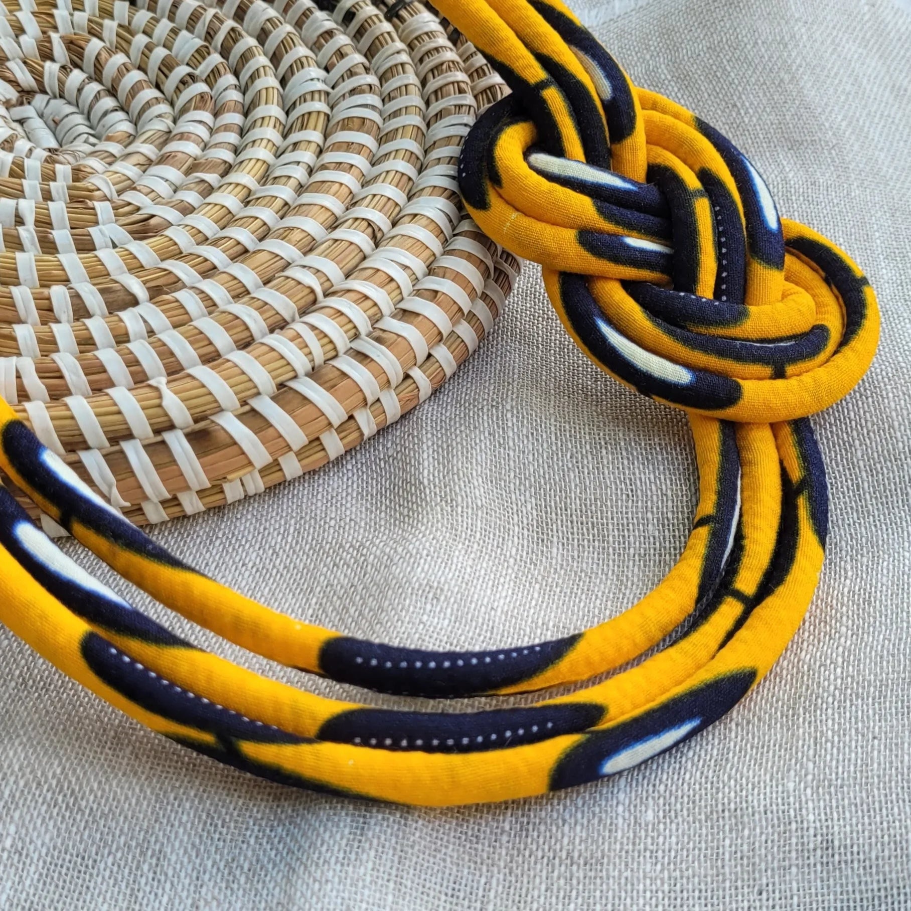 collier en tissu Bineta, un collier coloré fait artisanalement à Dakar