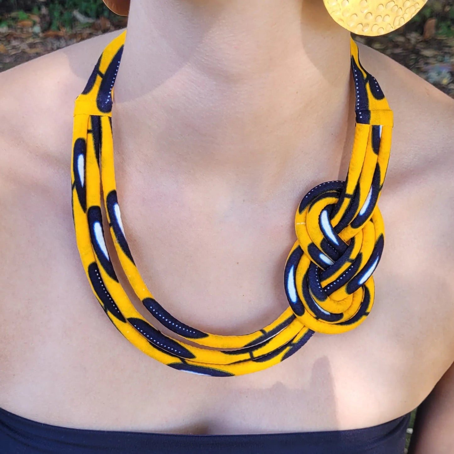 collier en tissu Bineta, un collier ethnique chic en pagne formant un nœud