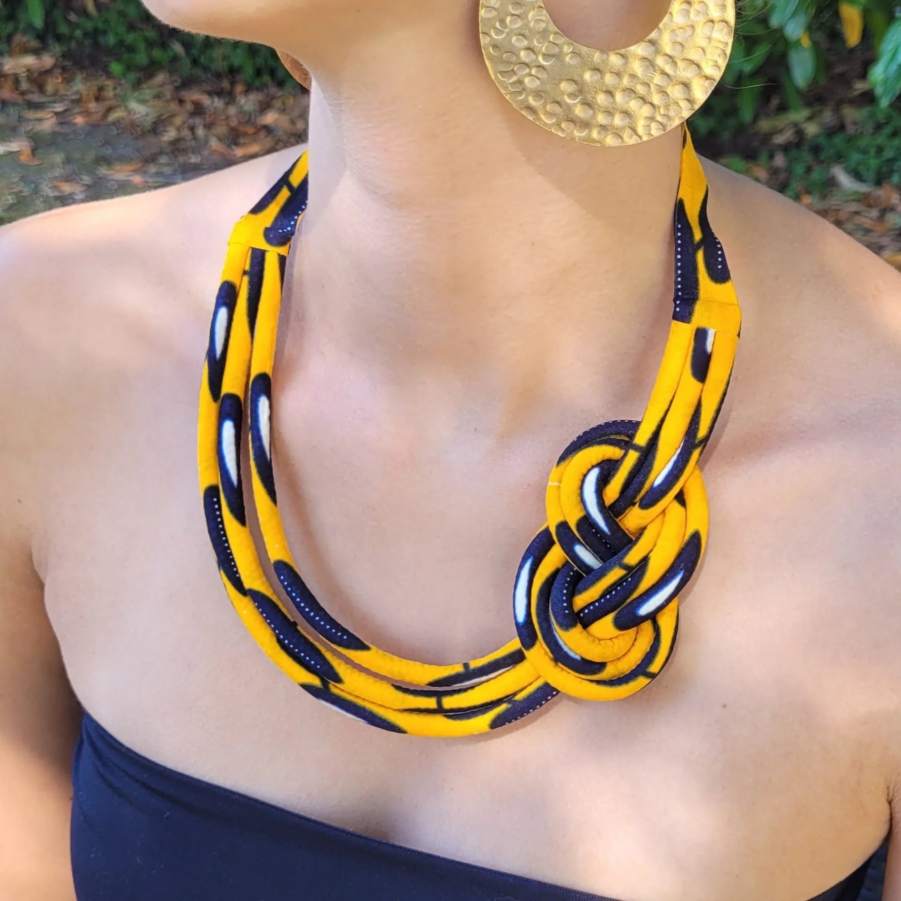 collier en tissu Bineta, un collier ethnique chic fait artisanalement à Dakar