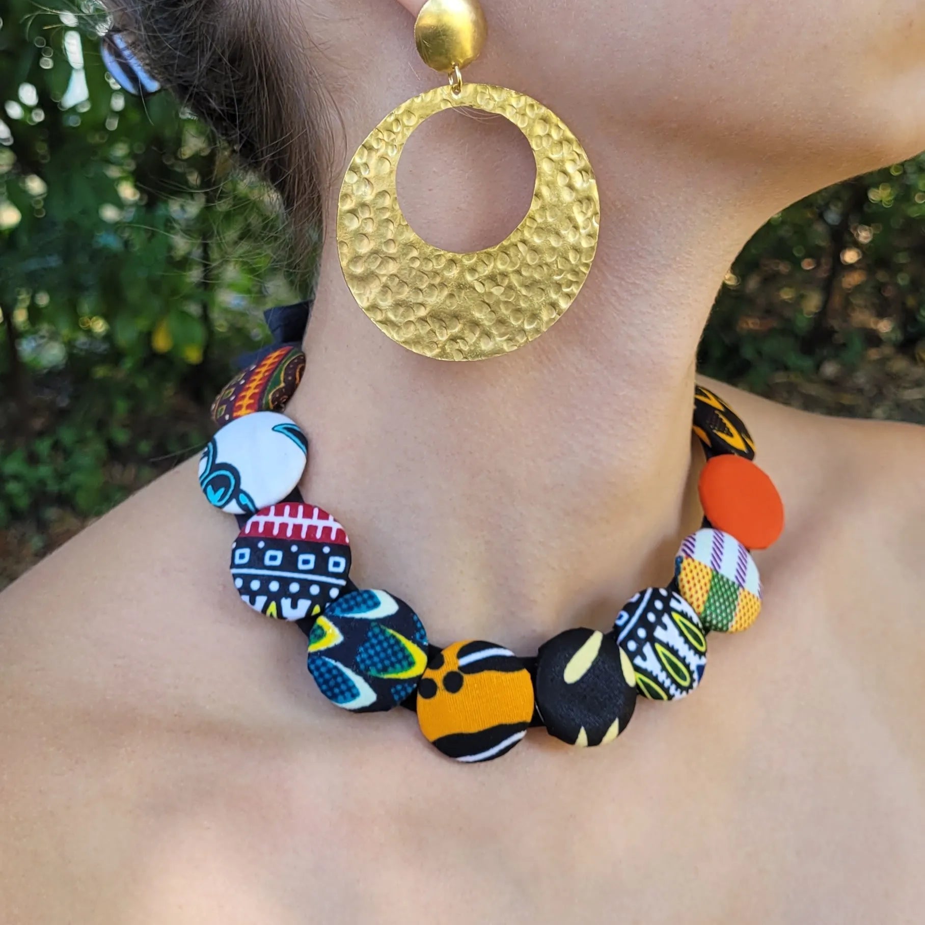 collier en tissu Binta, un bijou africain traditionnel en wax multicolore
