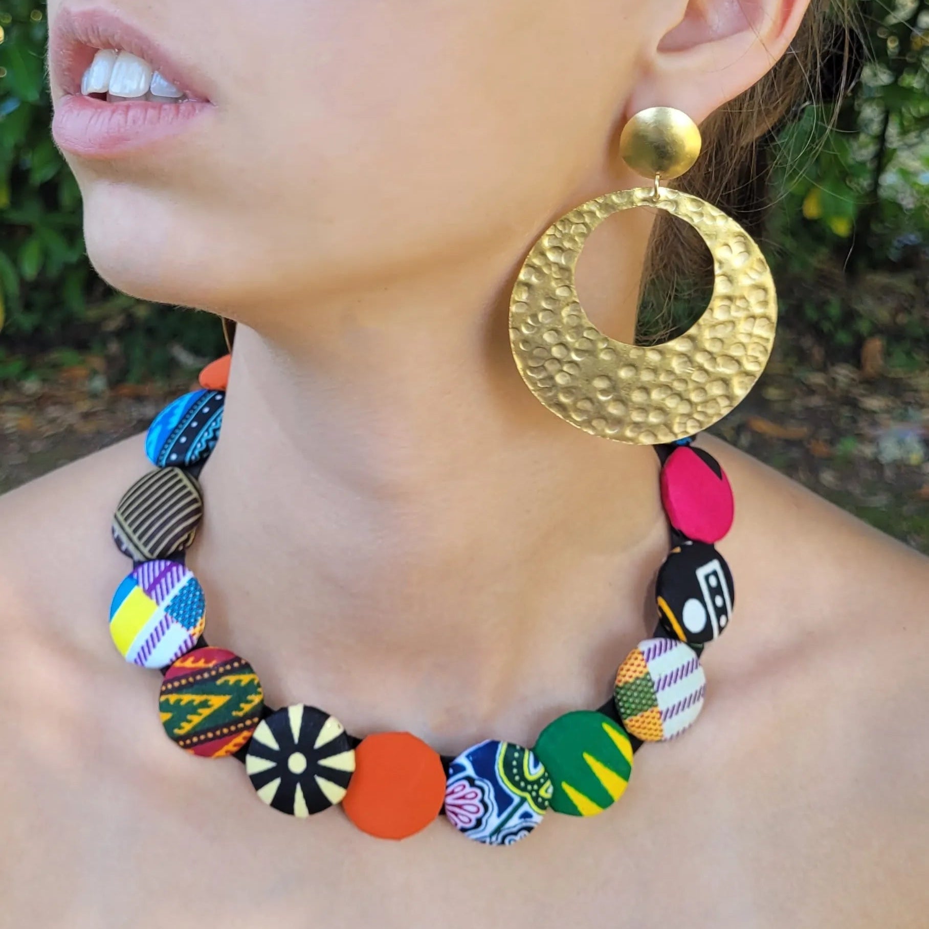 collier en tissu Binta, un bijou africain traditionnel fait main à Dakar