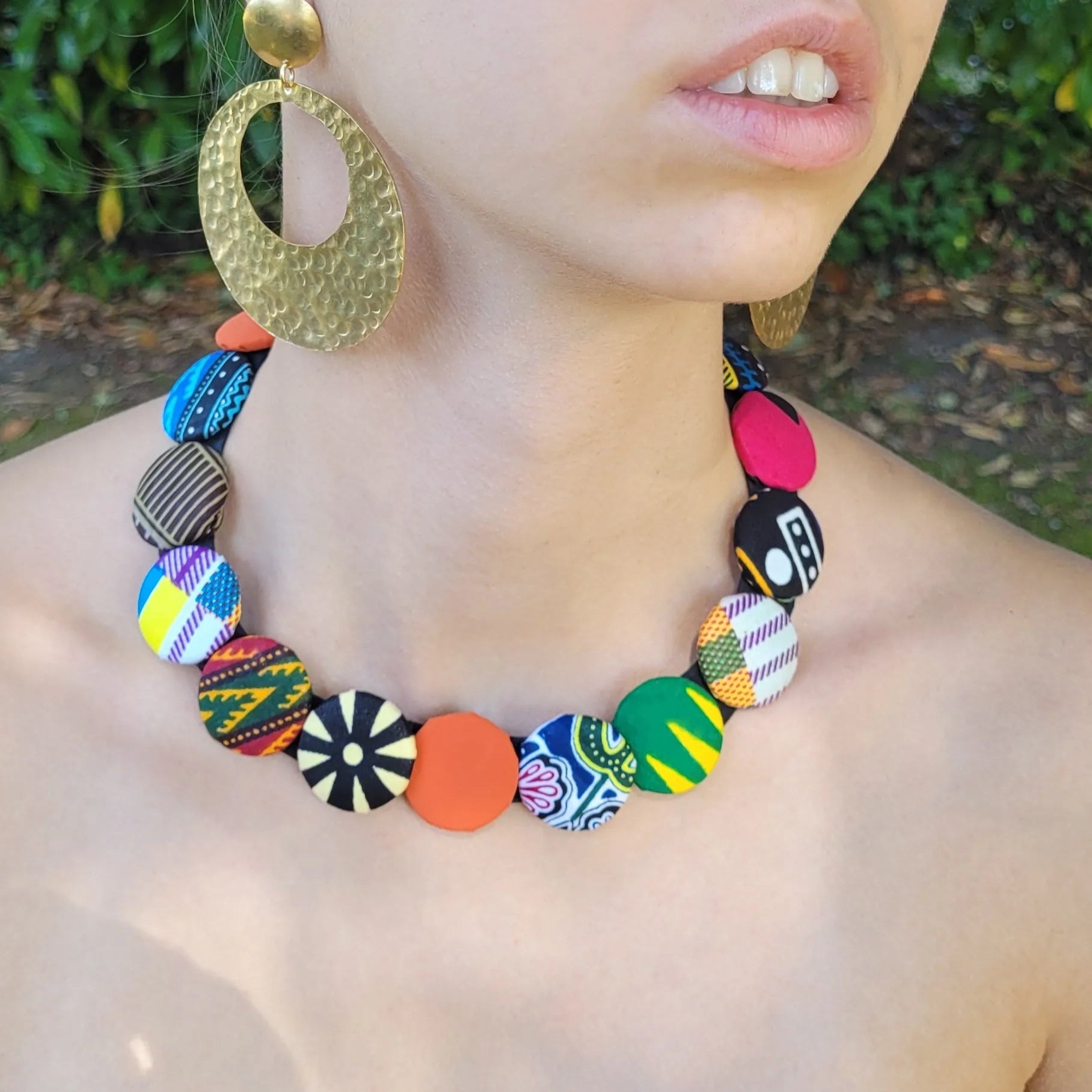 collier en tissu Binta, un bijou africain traditionnel composé d’une rangée de boutons recouverts de tissu wax