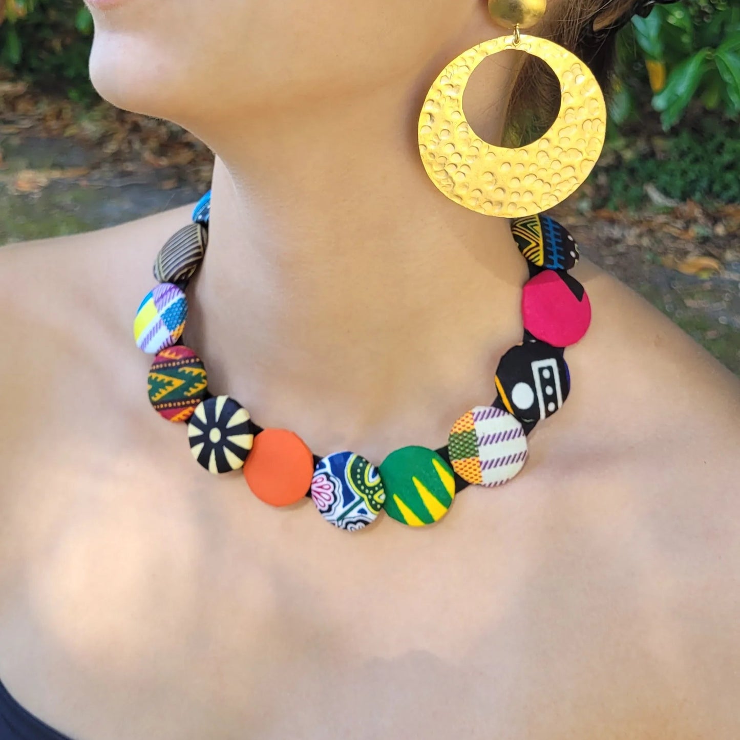 collier en tissu Binta, un bijou ethnique chic en wax multicolore