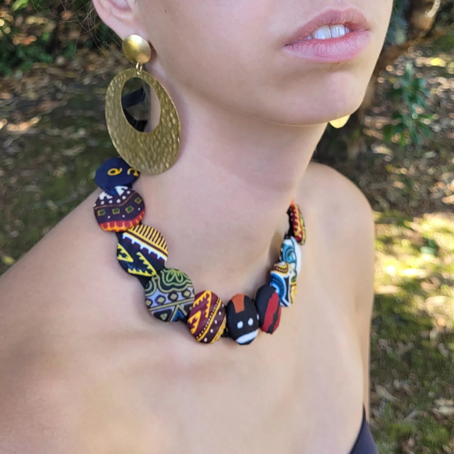 collier en tissu Binta, un bijou ethnique chic fait main à Dakar