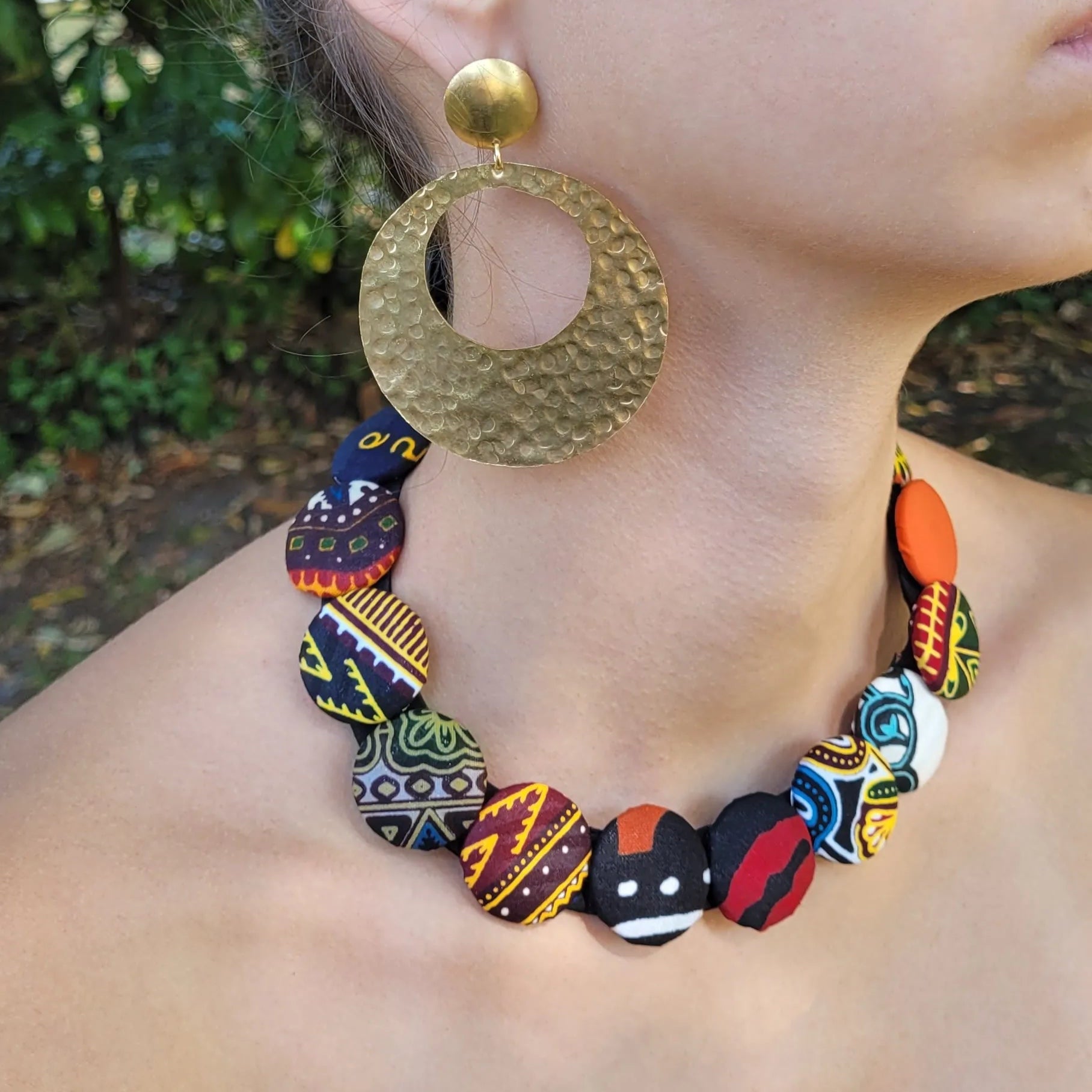collier en tissu Binta, un bijou ethnique chic composé d’une rangée de boutons recouverts de tissu wax