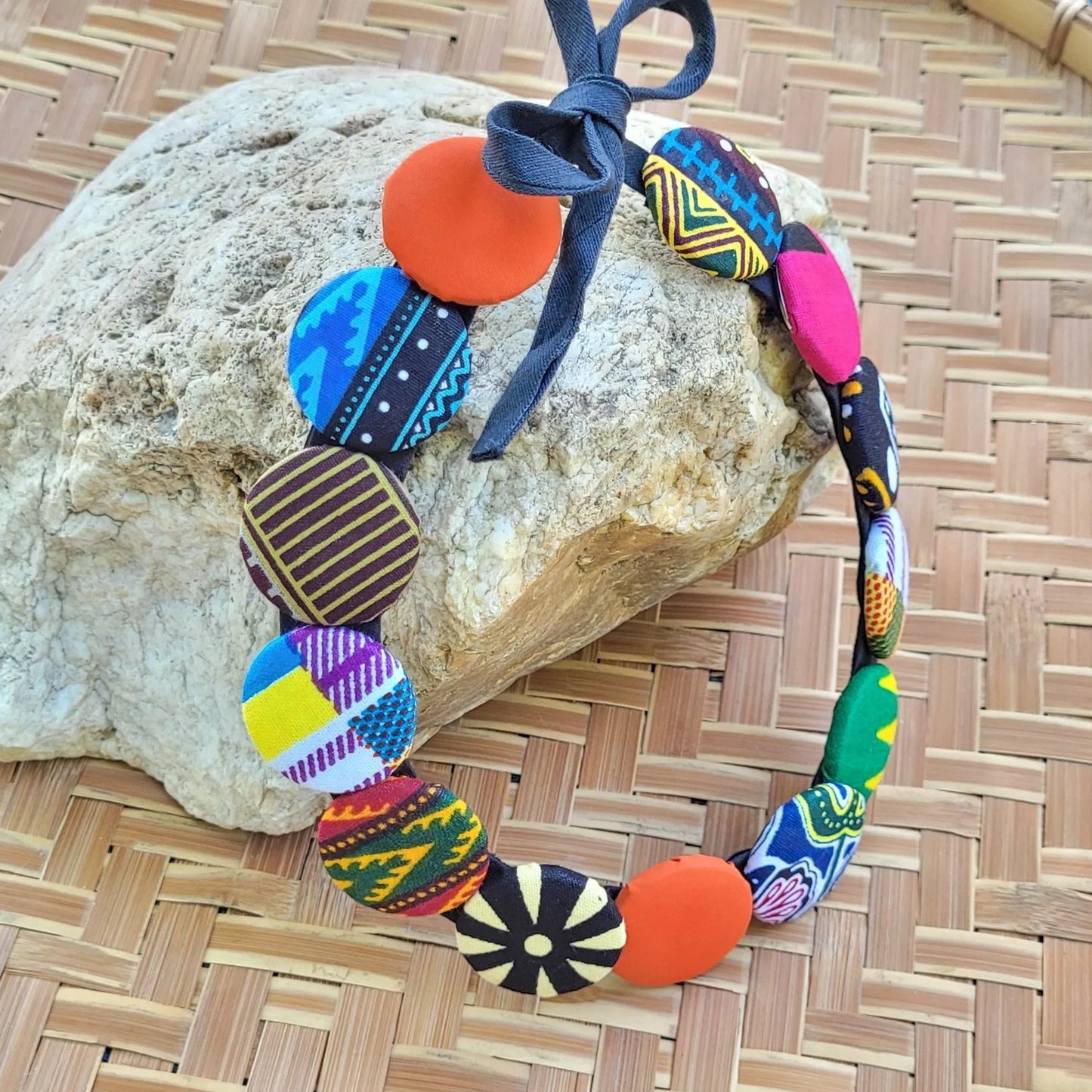 collier en tissu Binta, un collier coloré en wax multicolore