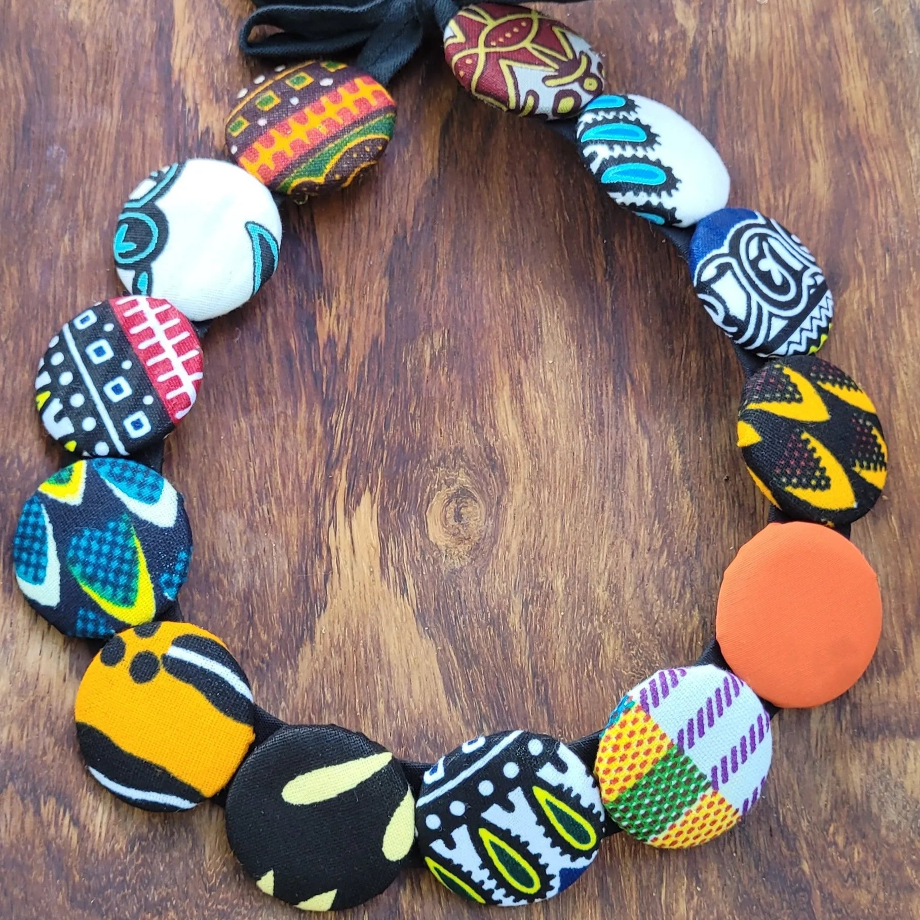 collier en tissu Binta, un collier coloré en pagne multicolore