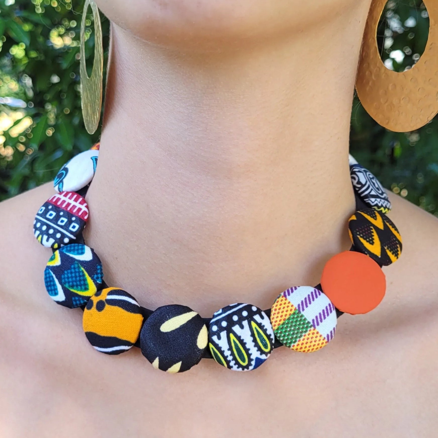 collier en tissu Binta, un collier coloré composé d’une rangée de boutons recouverts de tissu wax