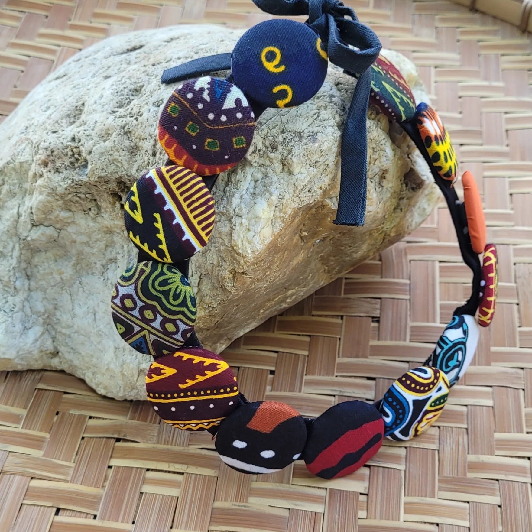collier en tissu Binta, un collier ethnique chic en pagne multicolore