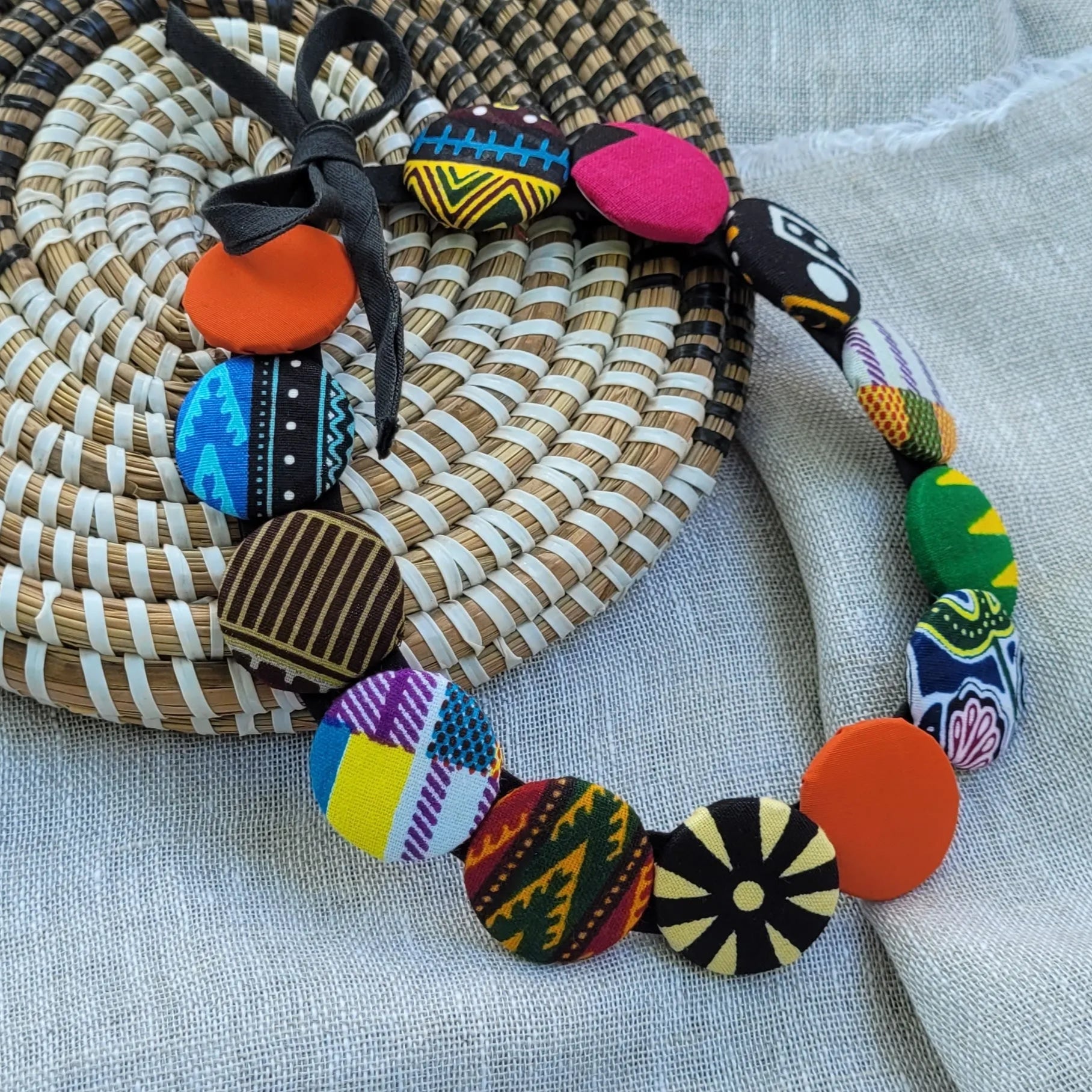 collier en tissu Binta, un collier ethnique chic fait main à Dakar