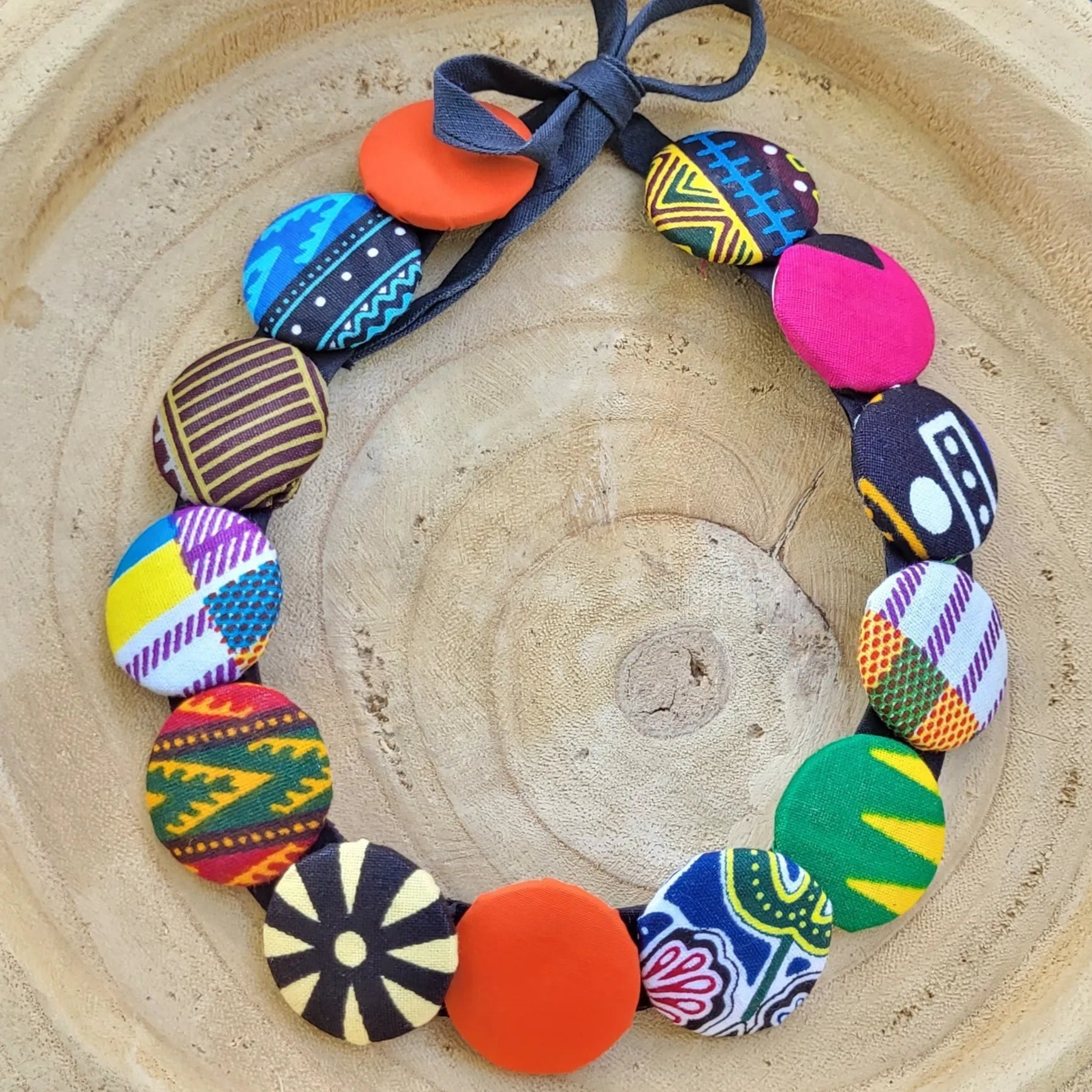 collier en tissu Binta, un collier ethnique chic composé d’une rangée de boutons recouverts de tissu wax