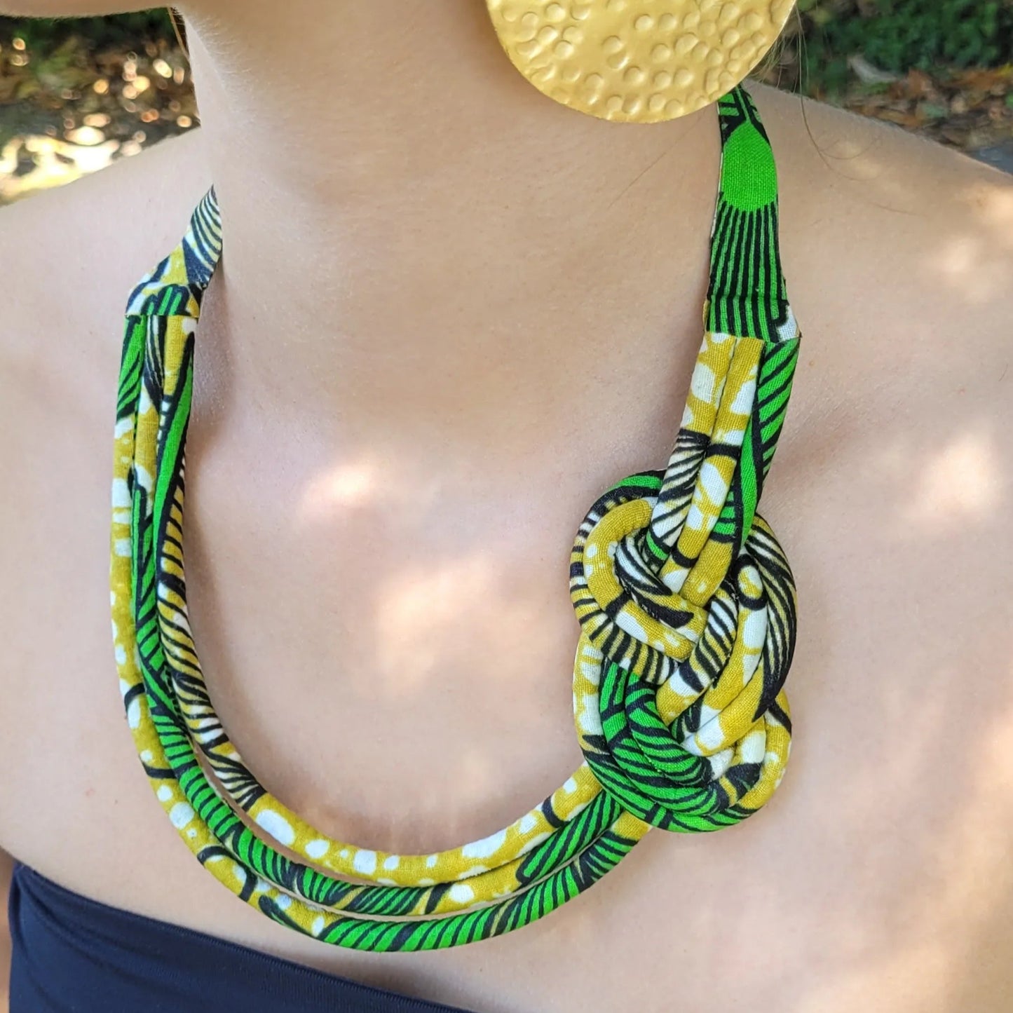 collier en tissu Dieynaba, un collier ethnique chic composé de trois rangs de cordons recouverts de tissu wax entrelacés