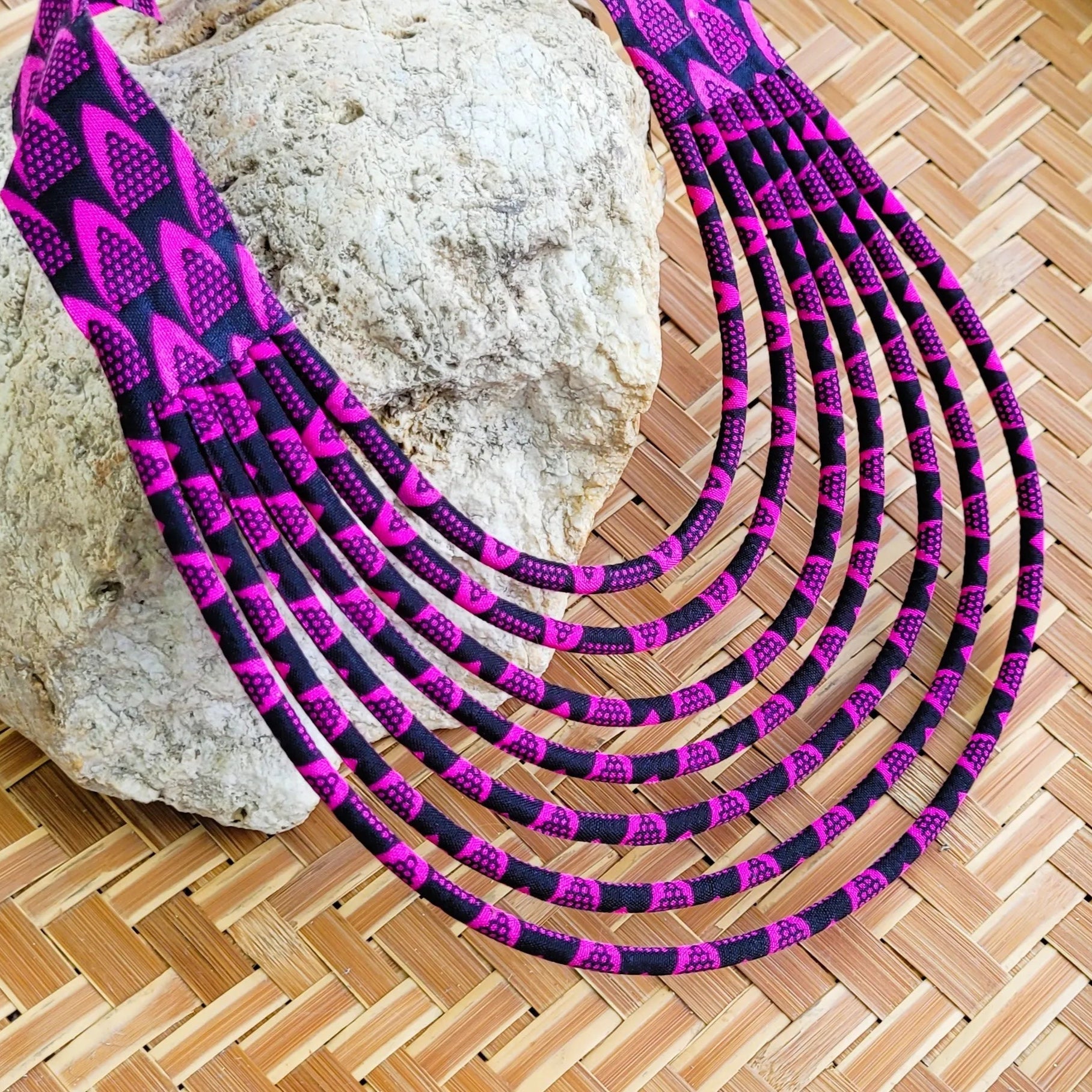 collier en tissu Élie, un bijou africain traditionnel en wax noir et fuchsia