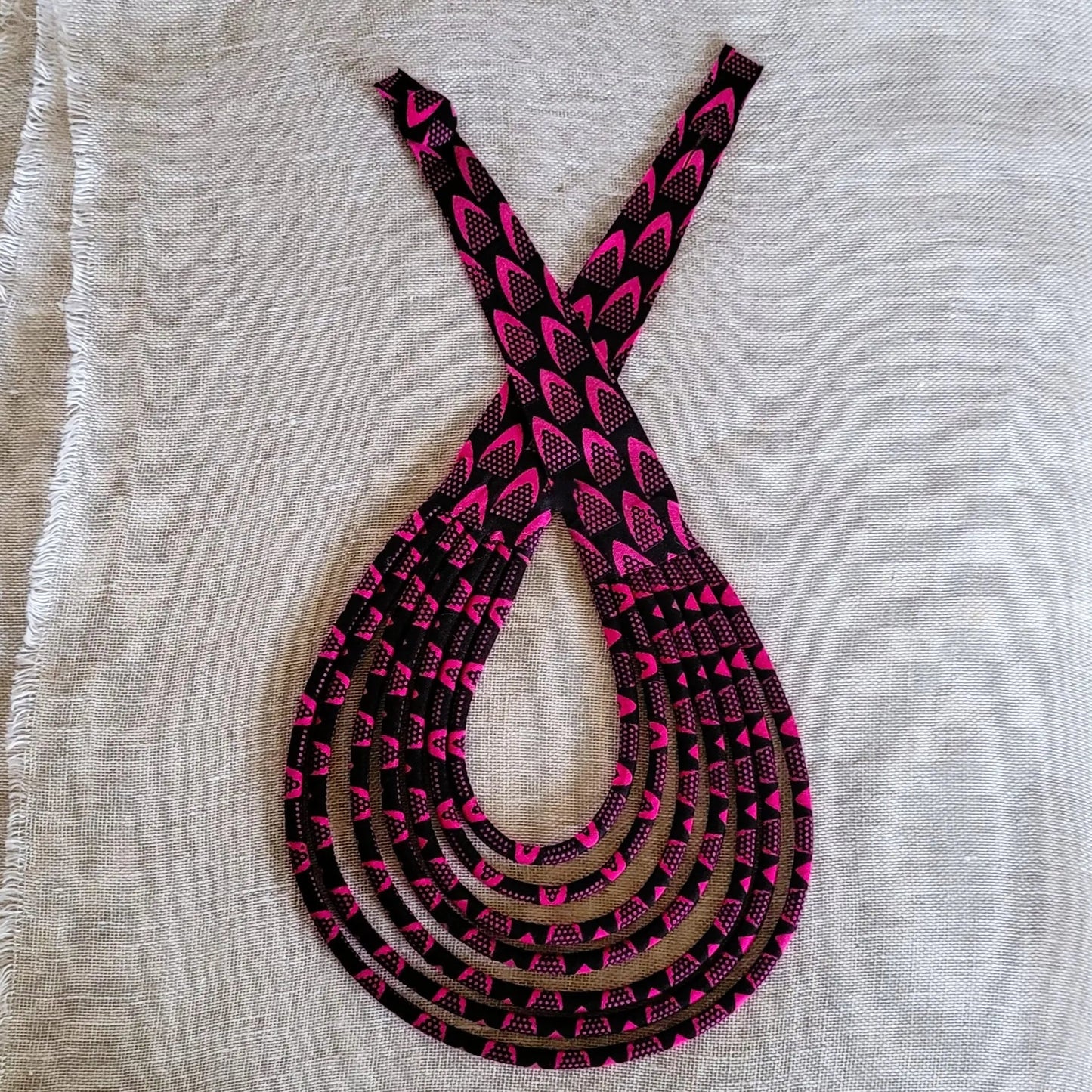 collier en tissu Élie, un bijou africain traditionnel en pagne noir et fuchsia