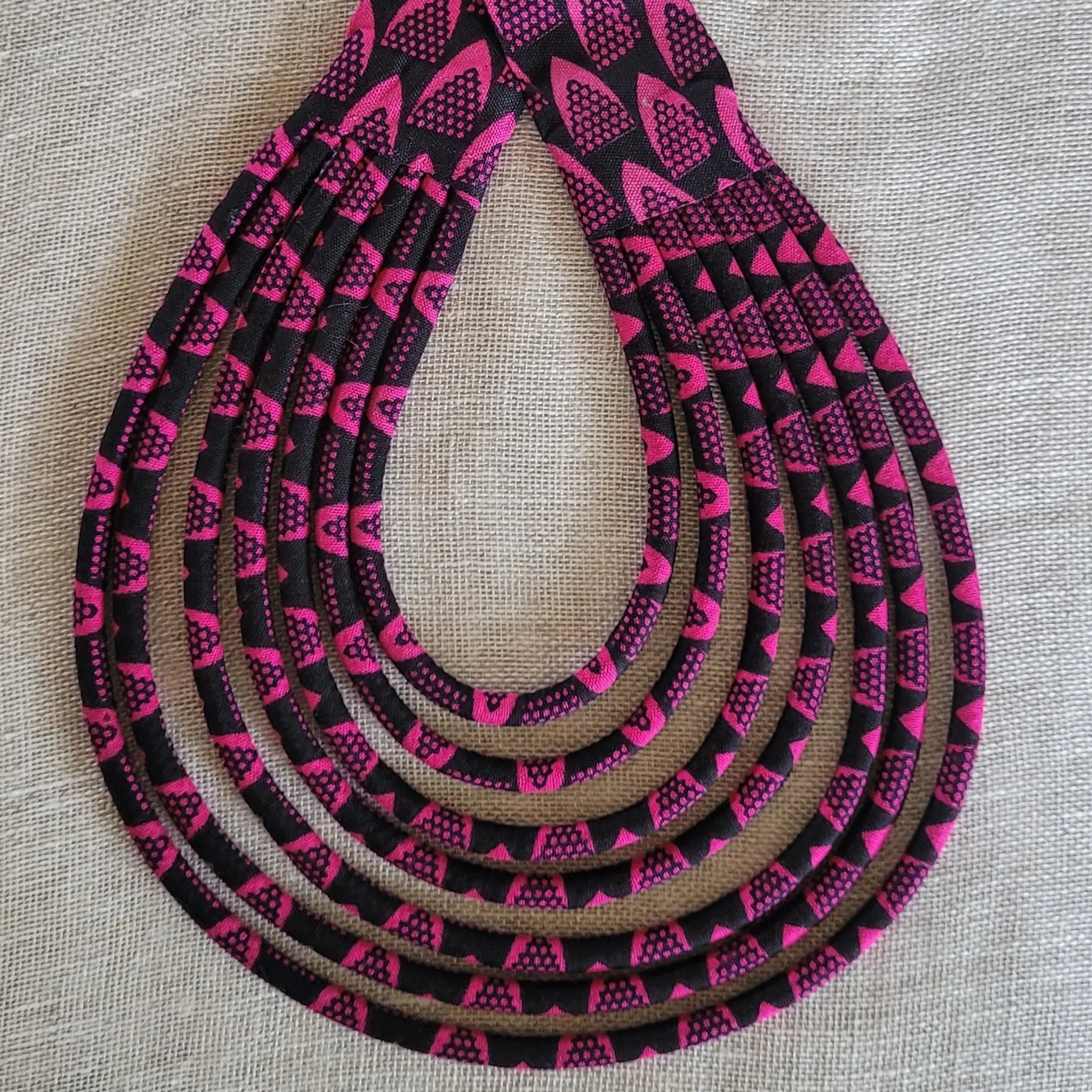 collier en tissu Élie, un bijou africain traditionnel fait main à Dakar