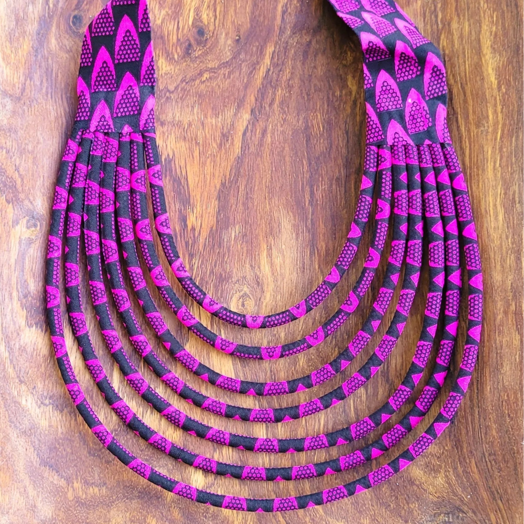 collier en tissu Élie, un collier coloré en pagne noir et fuchsia