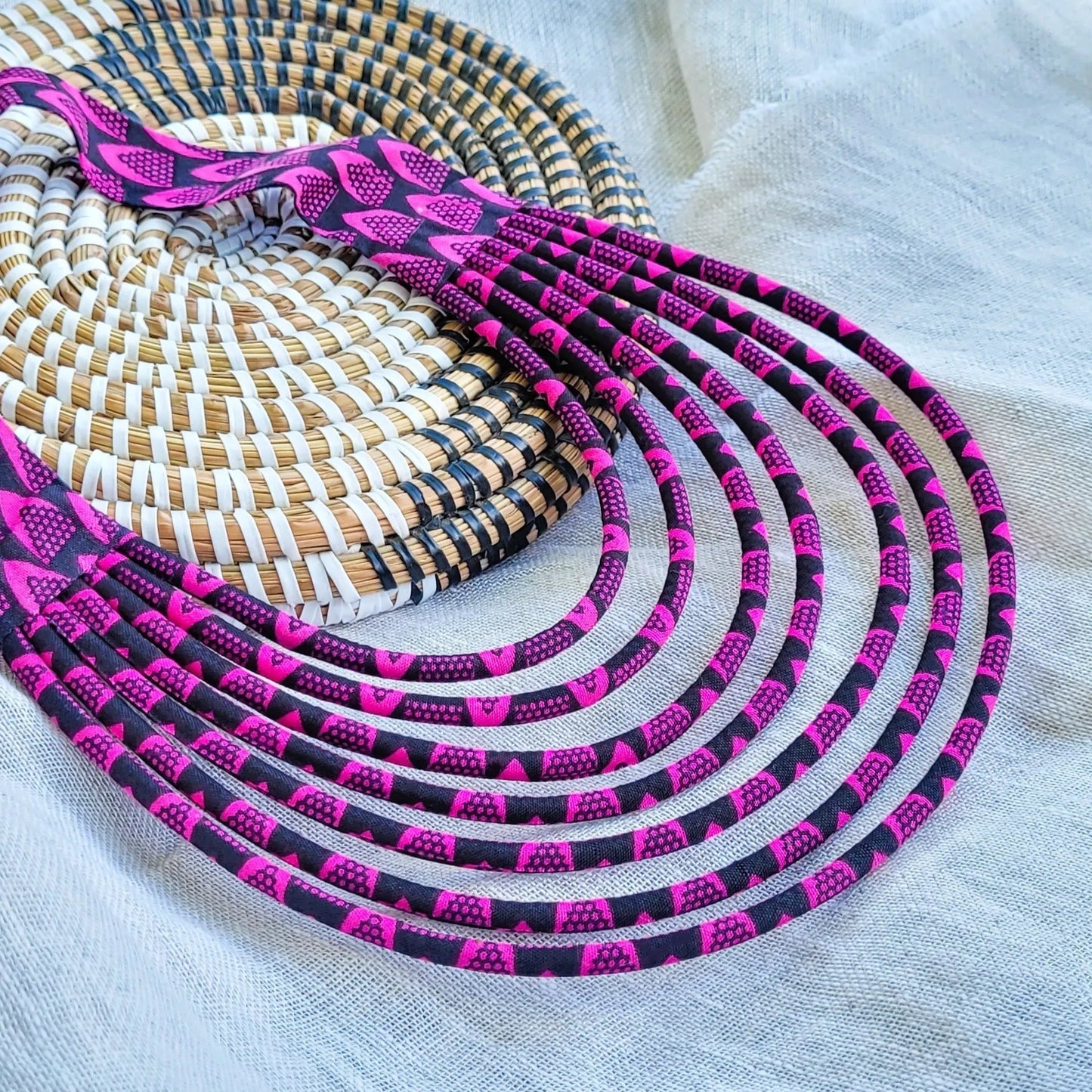 collier en tissu Élie, un collier coloré fait main à Dakar