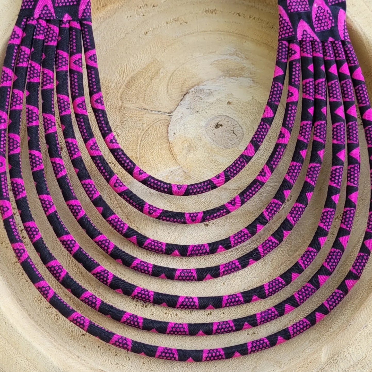 collier en tissu Élie, un collier coloré composé de sept rangs de cordons recouverts de tissu wax