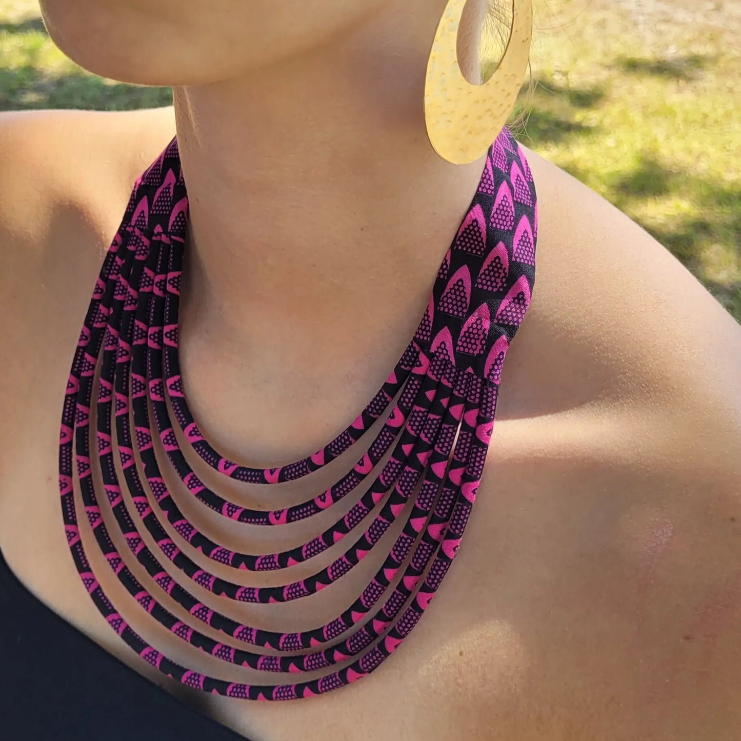 collier en tissu Élie, un collier ethnique chic en pagne noir et fuchsia