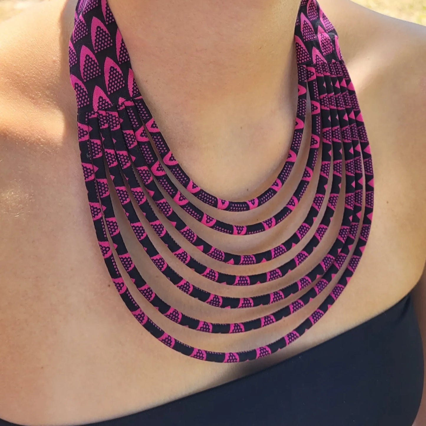 collier en tissu Élie, un collier ethnique chic composé de sept rangs de cordons recouverts de tissu wax