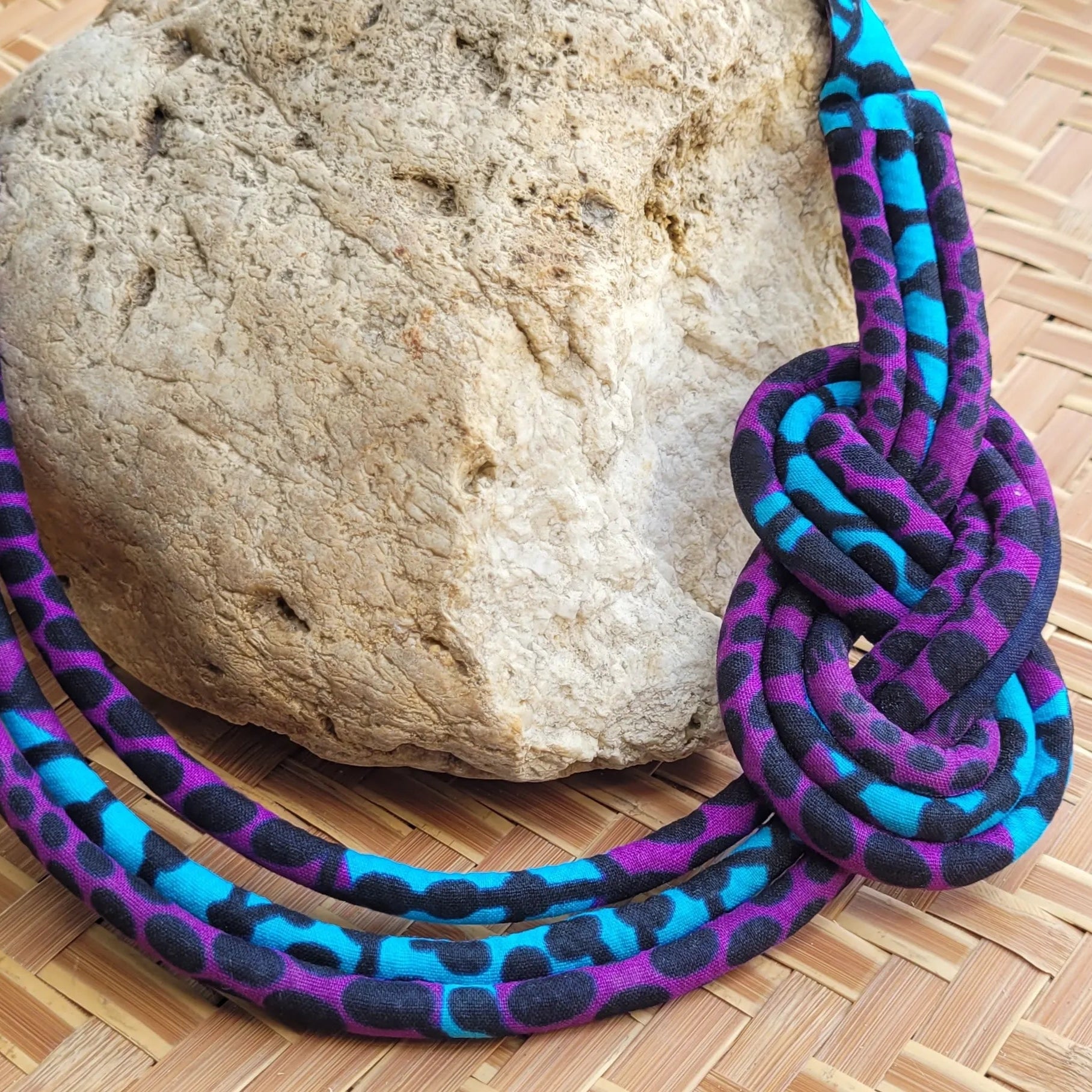 collier en tissu Fatoumata, un bijou africain traditionnel en wax bleu turquoise et violet