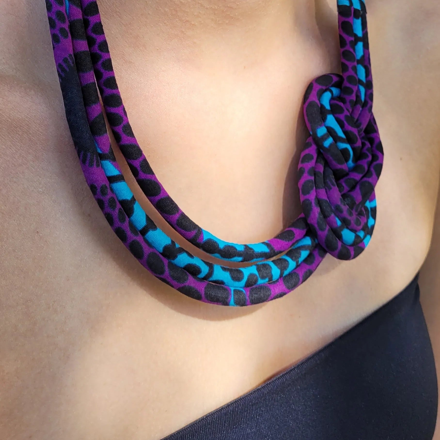 collier en tissu Fatoumata, un collier coloré en wax bleu turquoise et violet