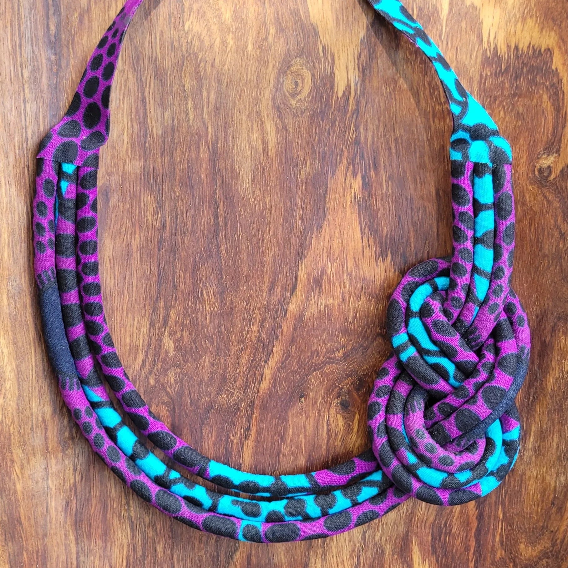 collier en tissu Fatoumata, un collier coloré en pagne formant un nœud