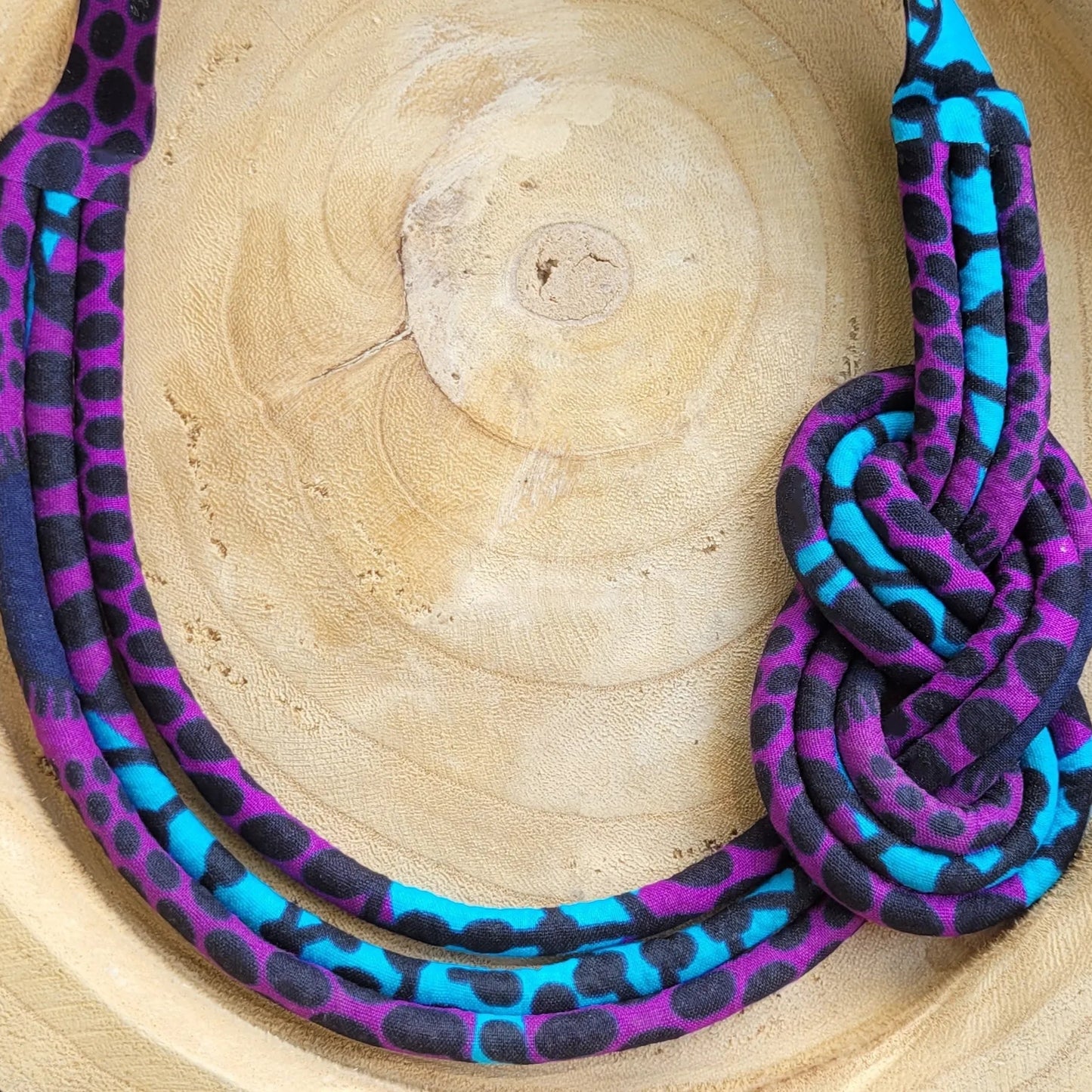 collier en tissu Fatoumata, un collier coloré composé de trois rangs de cordons recouverts de tissu wax entrelacés