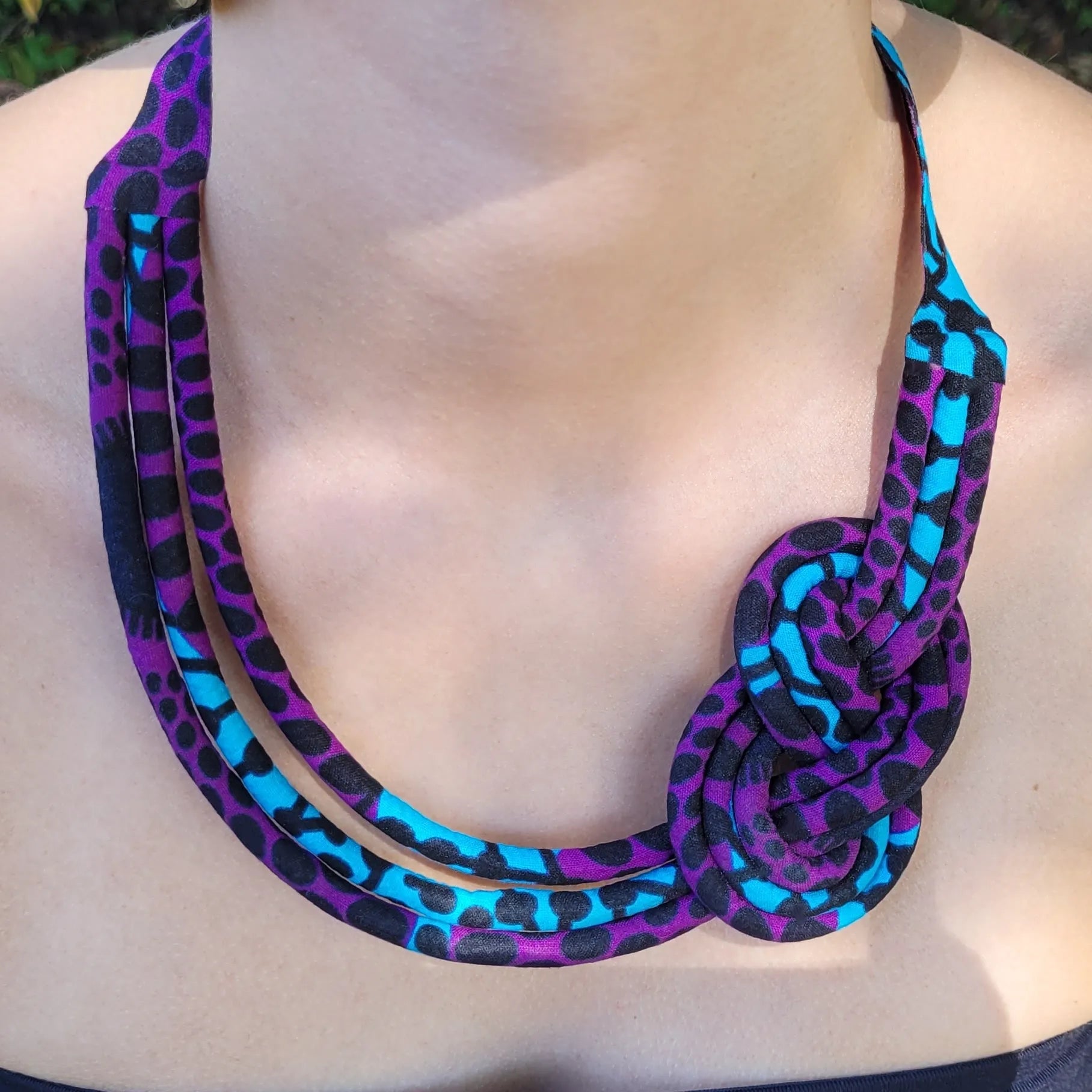 collier en tissu Fatoumata, un collier ethnique chic en pagne formant un nœud